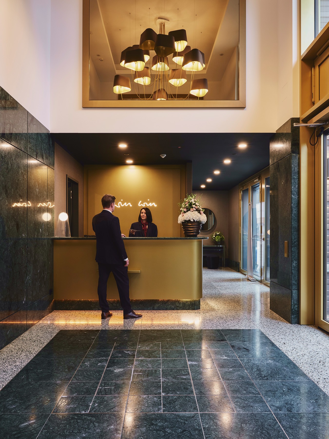 Concierge-Service in der großzügigen Design Lobby des WIN WIN im Medienhafen Düsseldorf