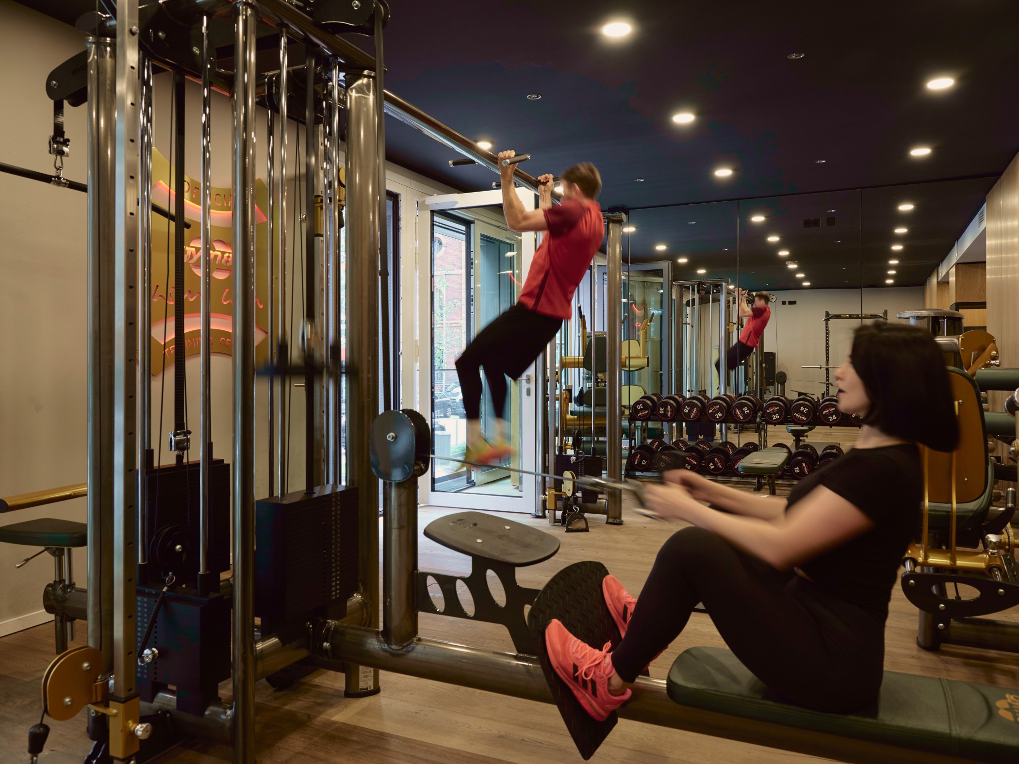 Fitnessstudio für Bewohner mit modernen Geräten im WIN WIN im Medienhafen Düsseldorf