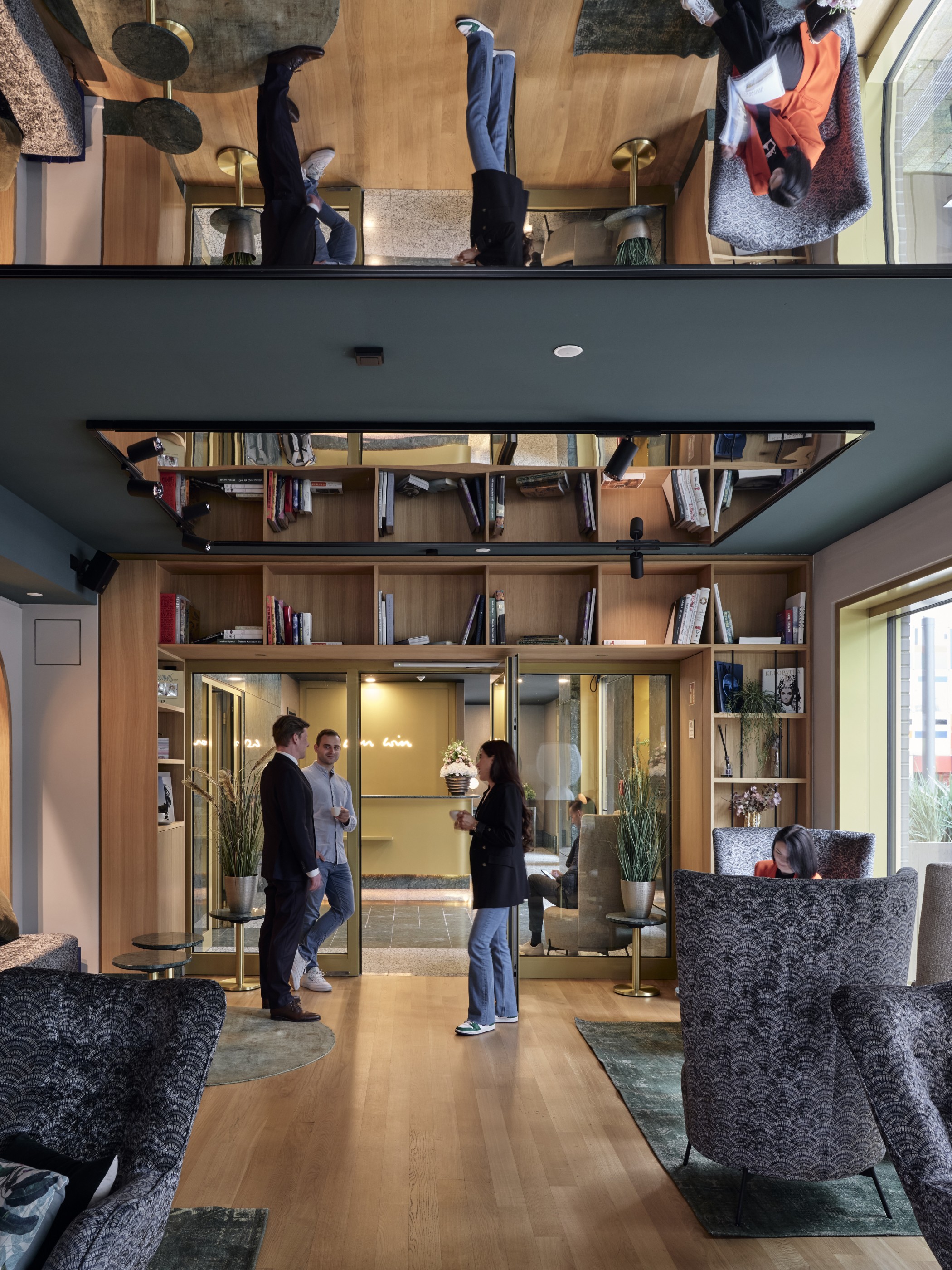 Moderne Lobby mit Aufenthaltsbereichen und Sitzgruppen im WIN WIN im Medienhafen Düsseldorf