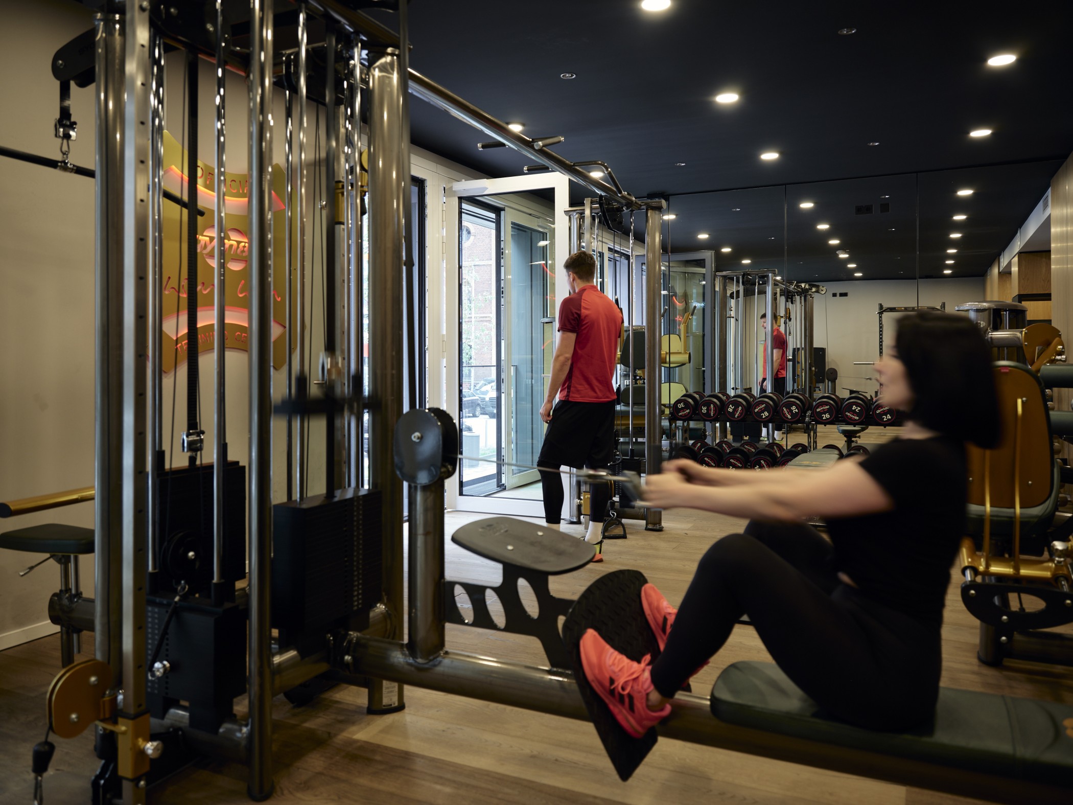 Fitnessstudio für Bewohner mit modernen Geräten im WIN WIN im Medienhafen Düsseldorf