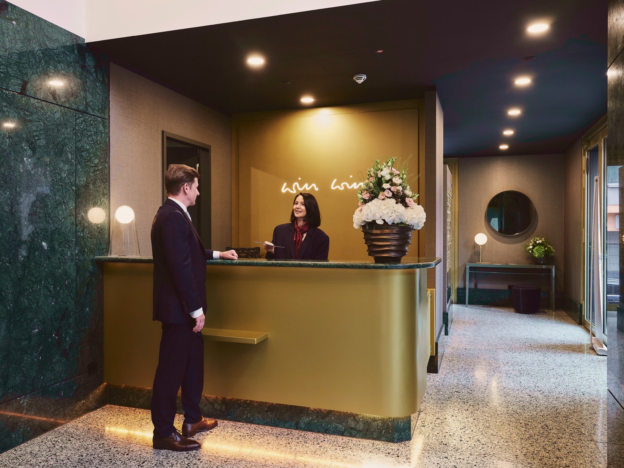 Concierge-Service in der großzügigen Design Lobby des WIN WIN im Medienhafen Düsseldorf