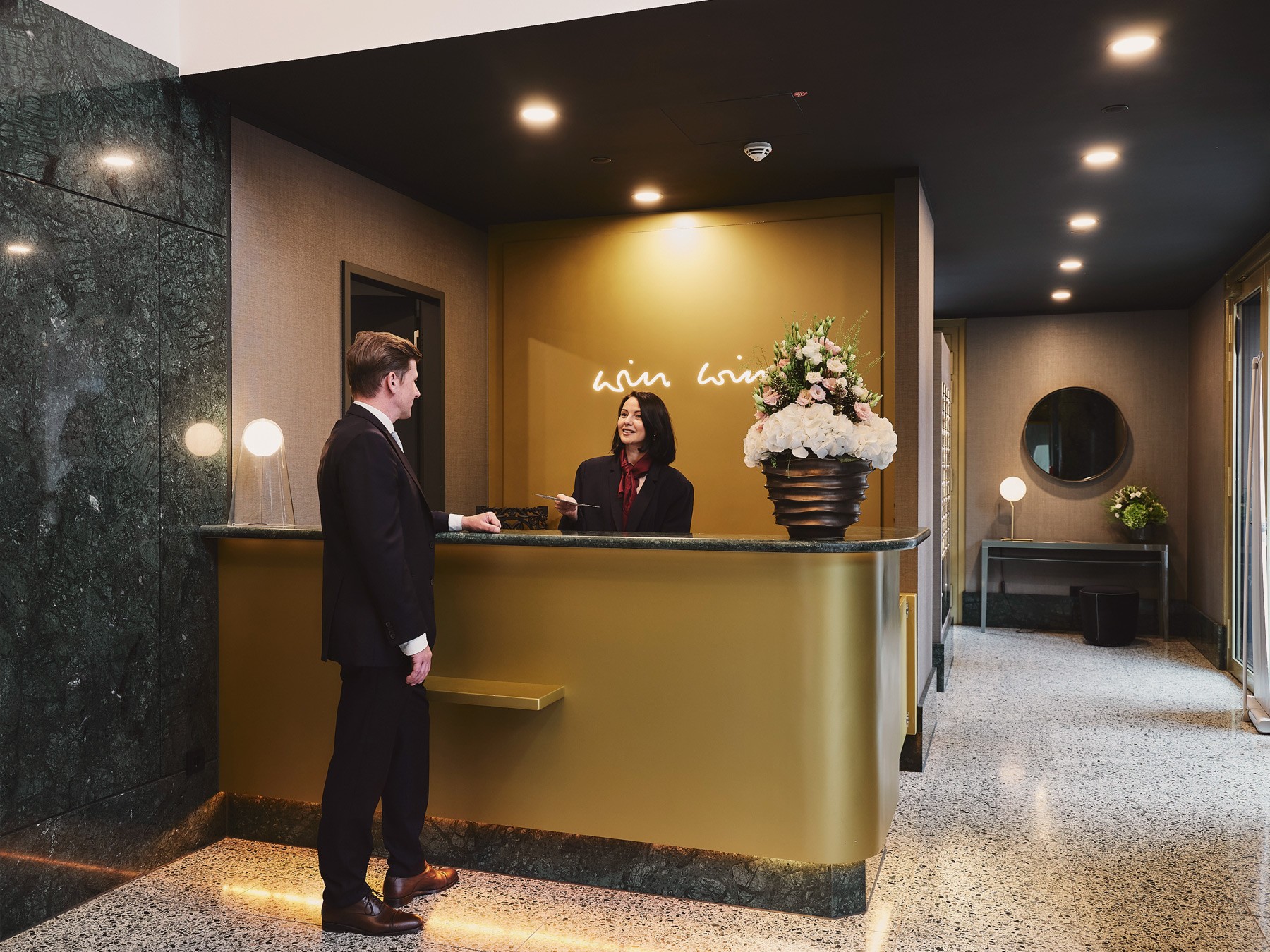 Concierge-Service in der großzügigen Design Lobby des WIN WIN im Medienhafen Düsseldorf