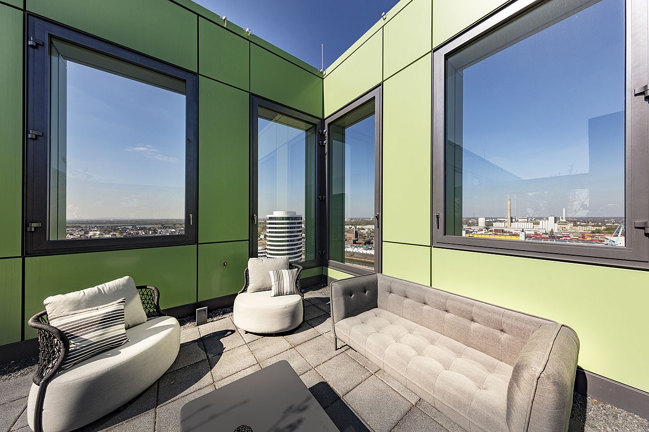 Moderne WIN WIN Dachterrasse mit Lounge­möbeln und weitem Blick über Düsseldorf und den Medienhafen.