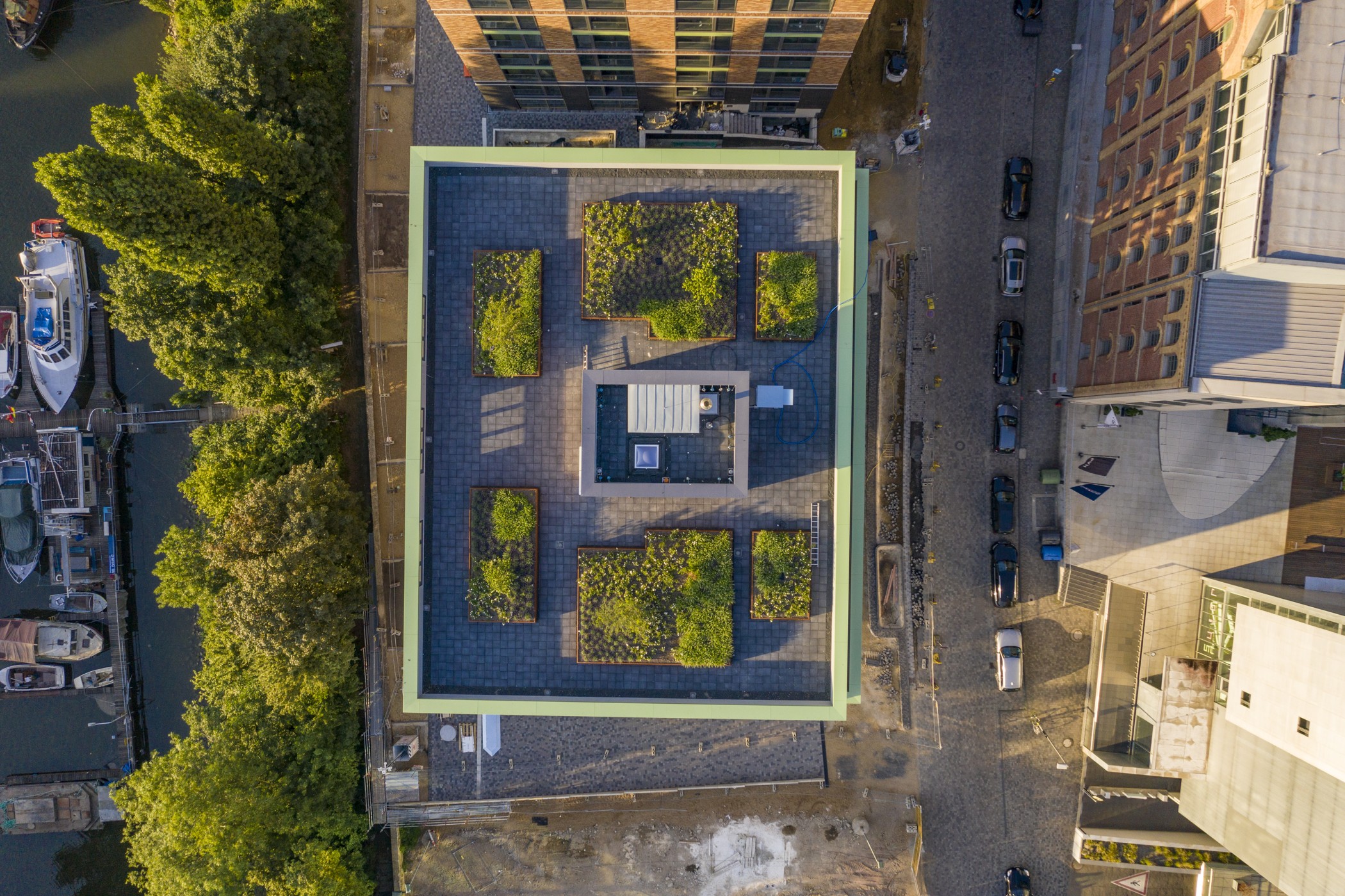 Drohnenaufnahme der begrünten Dachterrasse des WIN WIN Wohnhochhauses im Düsseldorfer Medienhafen
