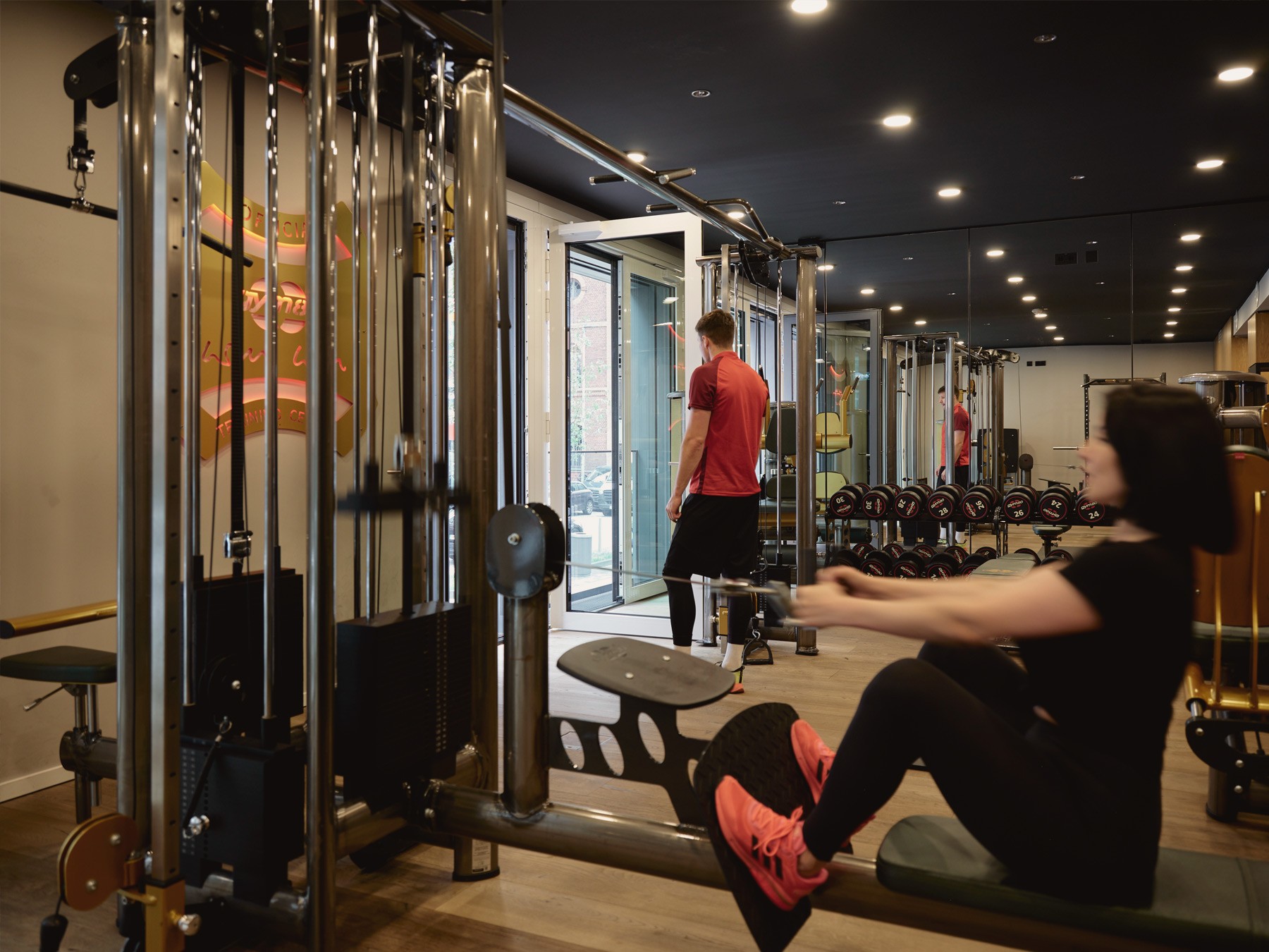 Fitnessstudio für Bewohner mit modernen Geräten im WIN WIN im Medienhafen Düsseldorf