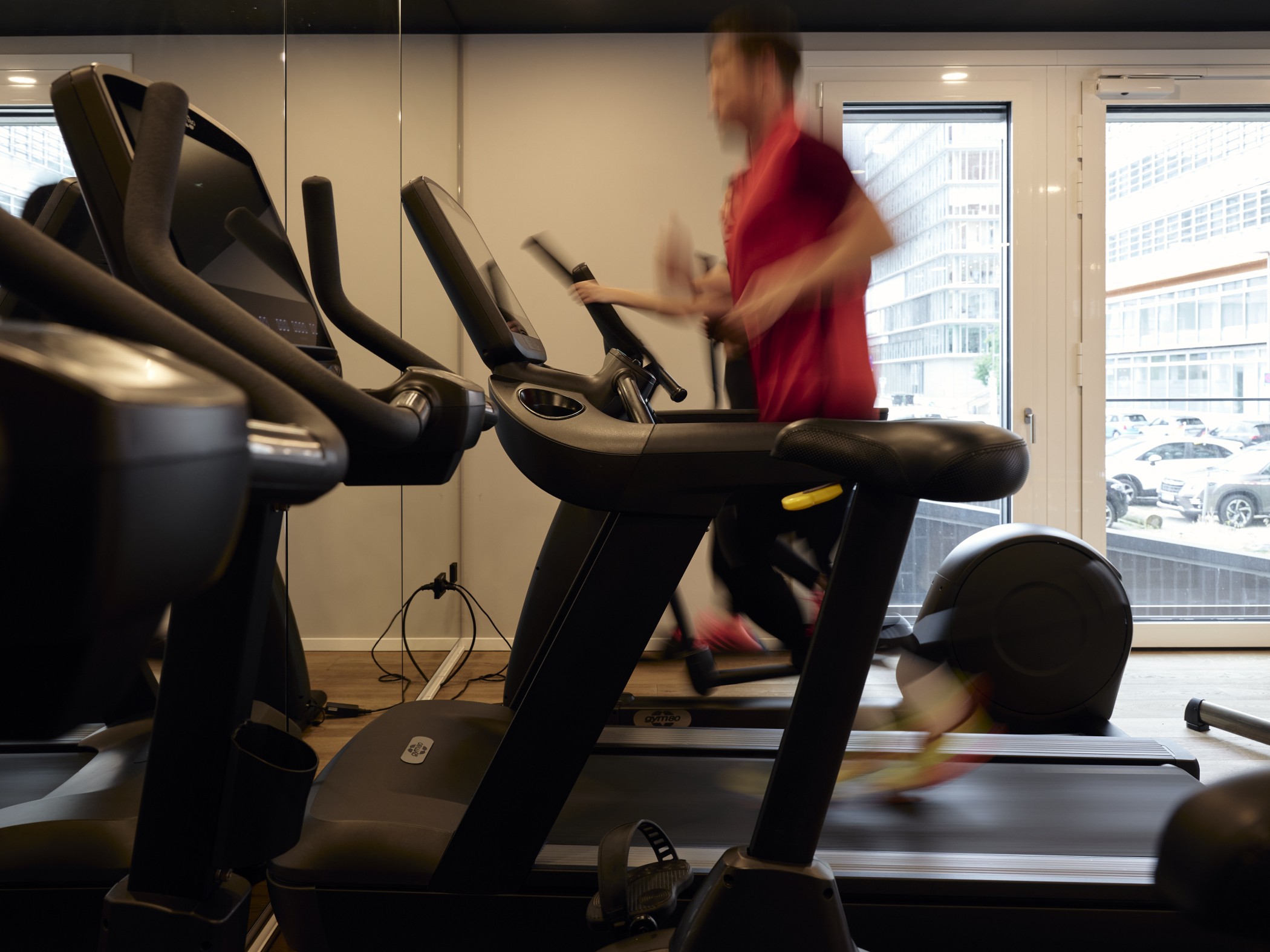 Fitnessstudio für Bewohner mit modernen Geräten im WIN WIN im Medienhafen Düsseldorf