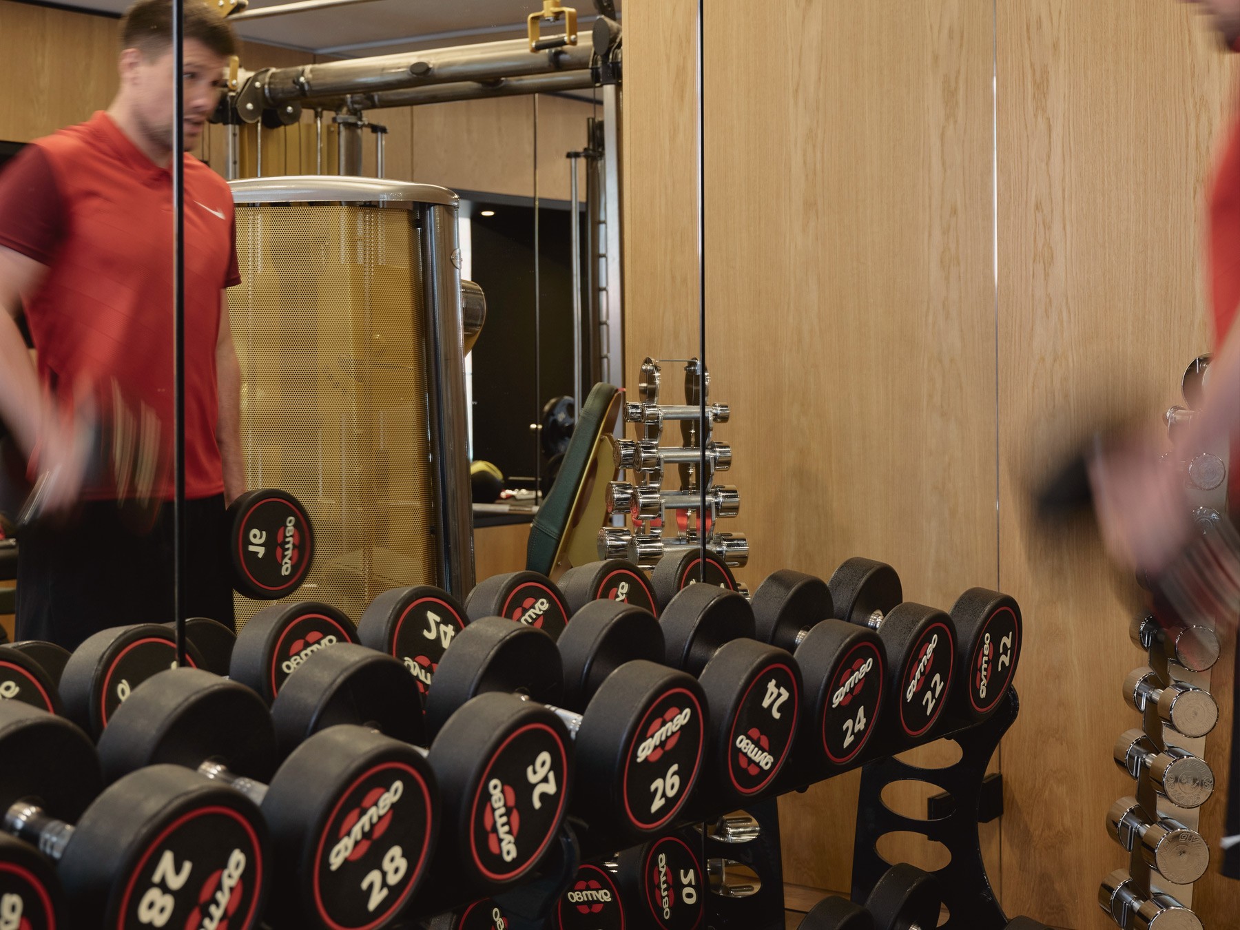 Fitnessstudio für Bewohner mit modernen Hanteln im WIN WIN im Medienhafen Düsseldorf