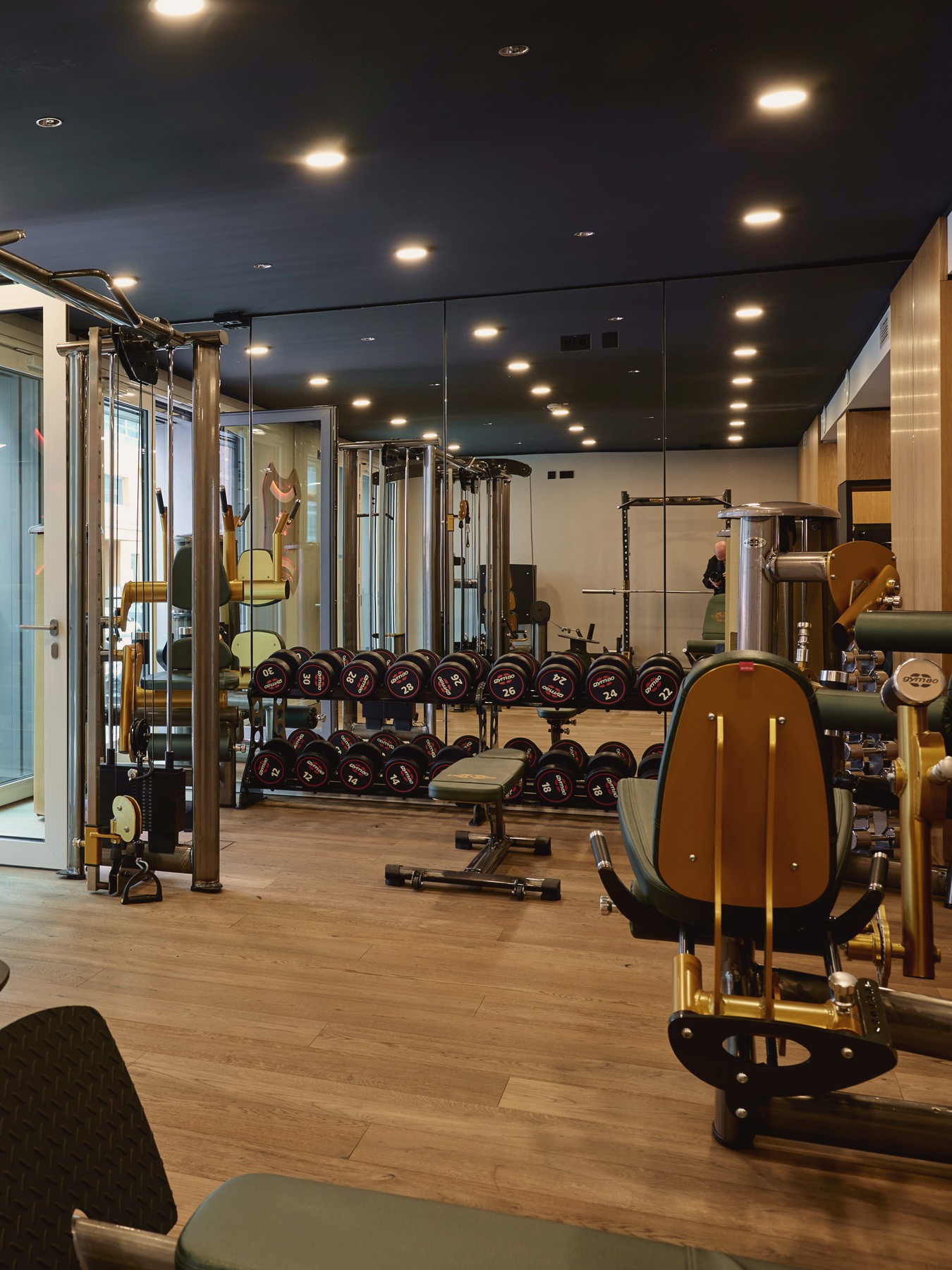 Fitnessstudio für Bewohner mit modernen Geräten im WIN WIN im Medienhafen Düsseldorf