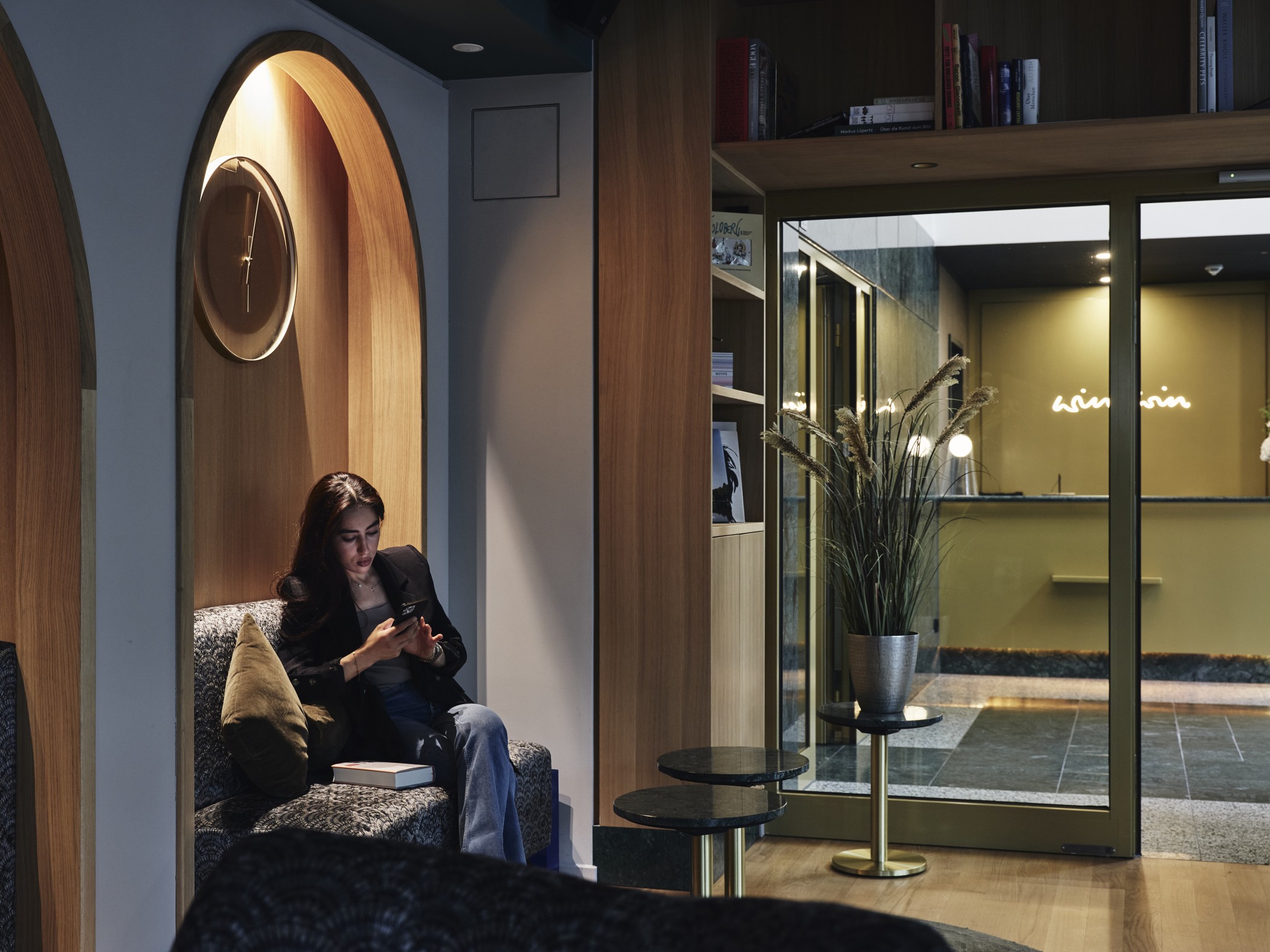 Moderne Lobby mit Aufenthaltsbereichen und Sitzgruppen im WIN WIN im Medienhafen Düsseldorf