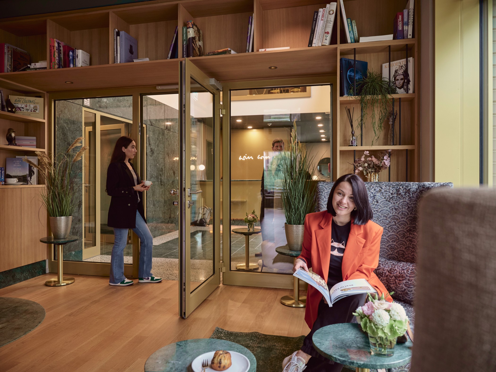 Moderne Lobby mit Aufenthaltsbereichen und Sitzgruppen im WIN WIN im Medienhafen Düsseldorf