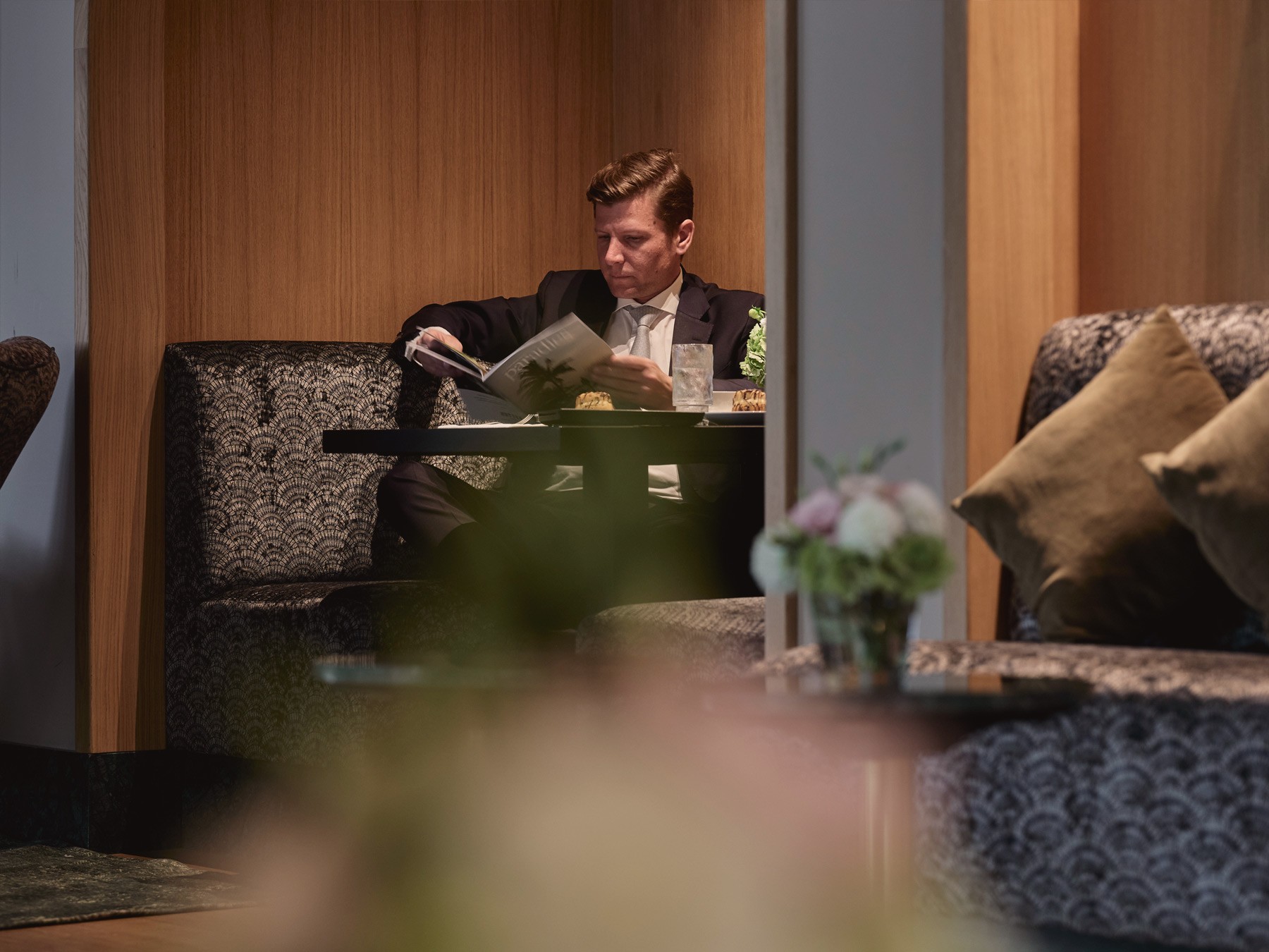 Moderne Lobby mit Aufenthaltsbereichen und Sitzgruppen im WIN WIN im Medienhafen Düsseldorf