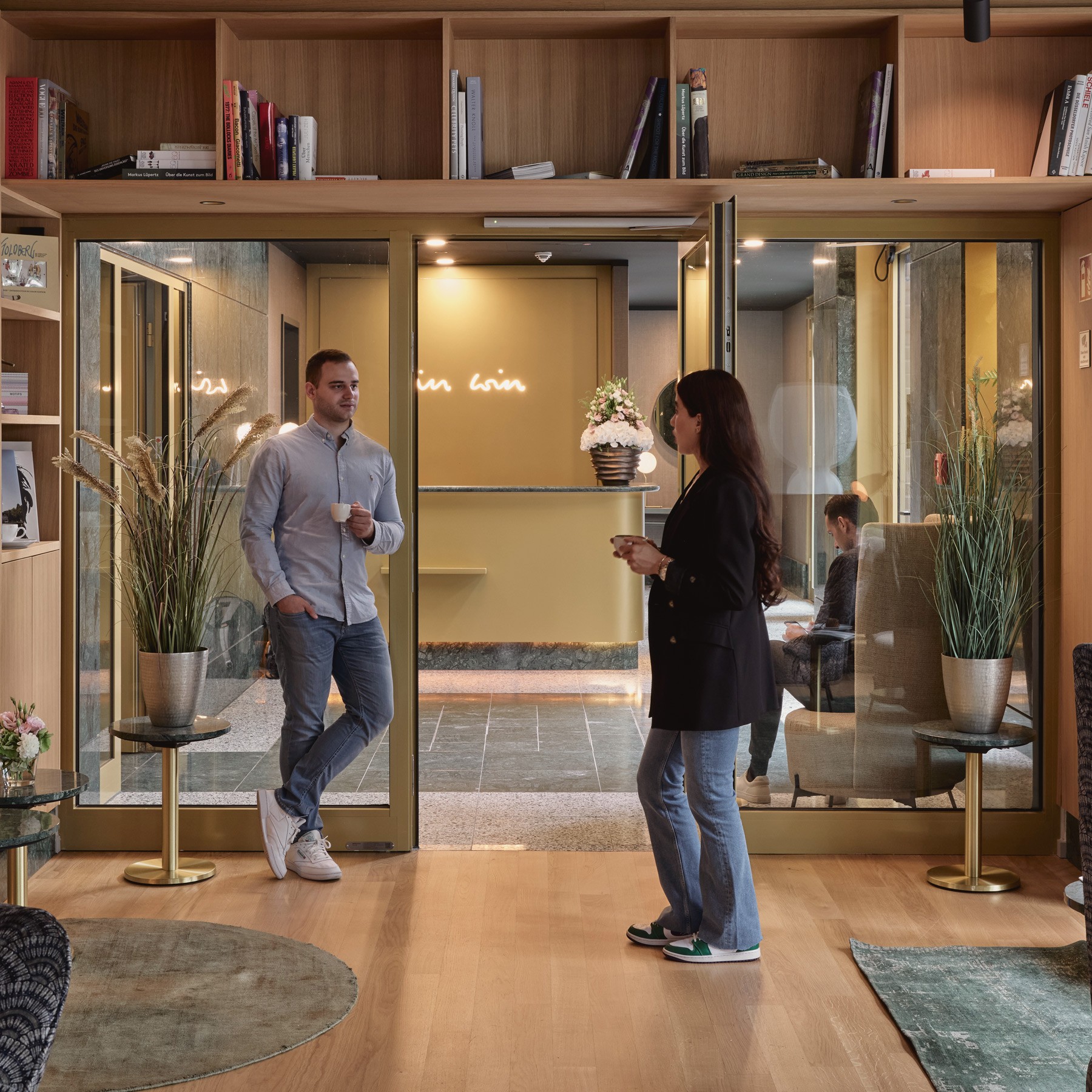 Moderne Lobby mit Aufenthaltsbereichen und Sitzgruppen im WIN WIN im Medienhafen Düsseldorf