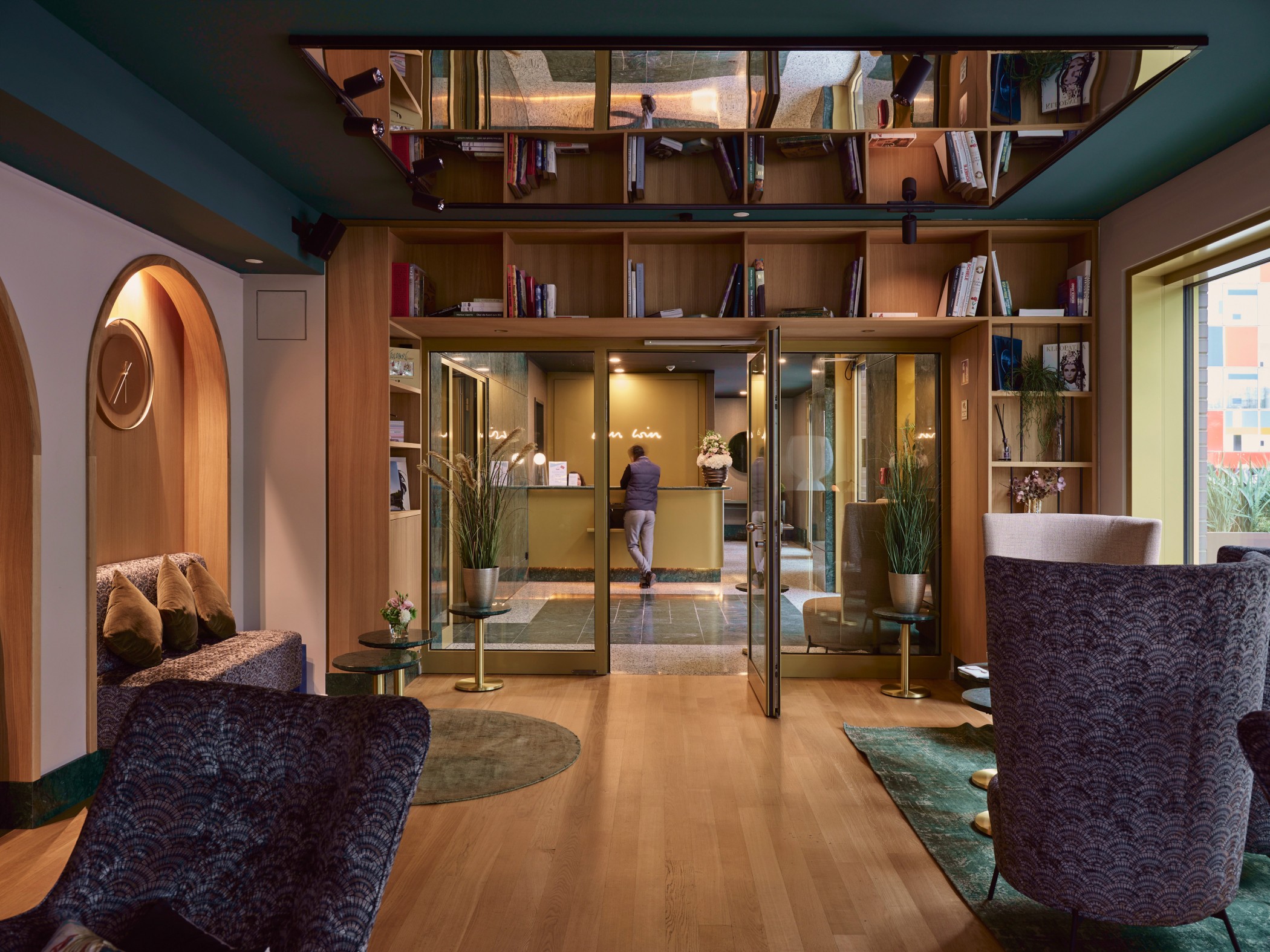 Moderne Lobby mit Aufenthaltsbereichen und Sitzgruppen im WIN WIN im Medienhafen Düsseldorf