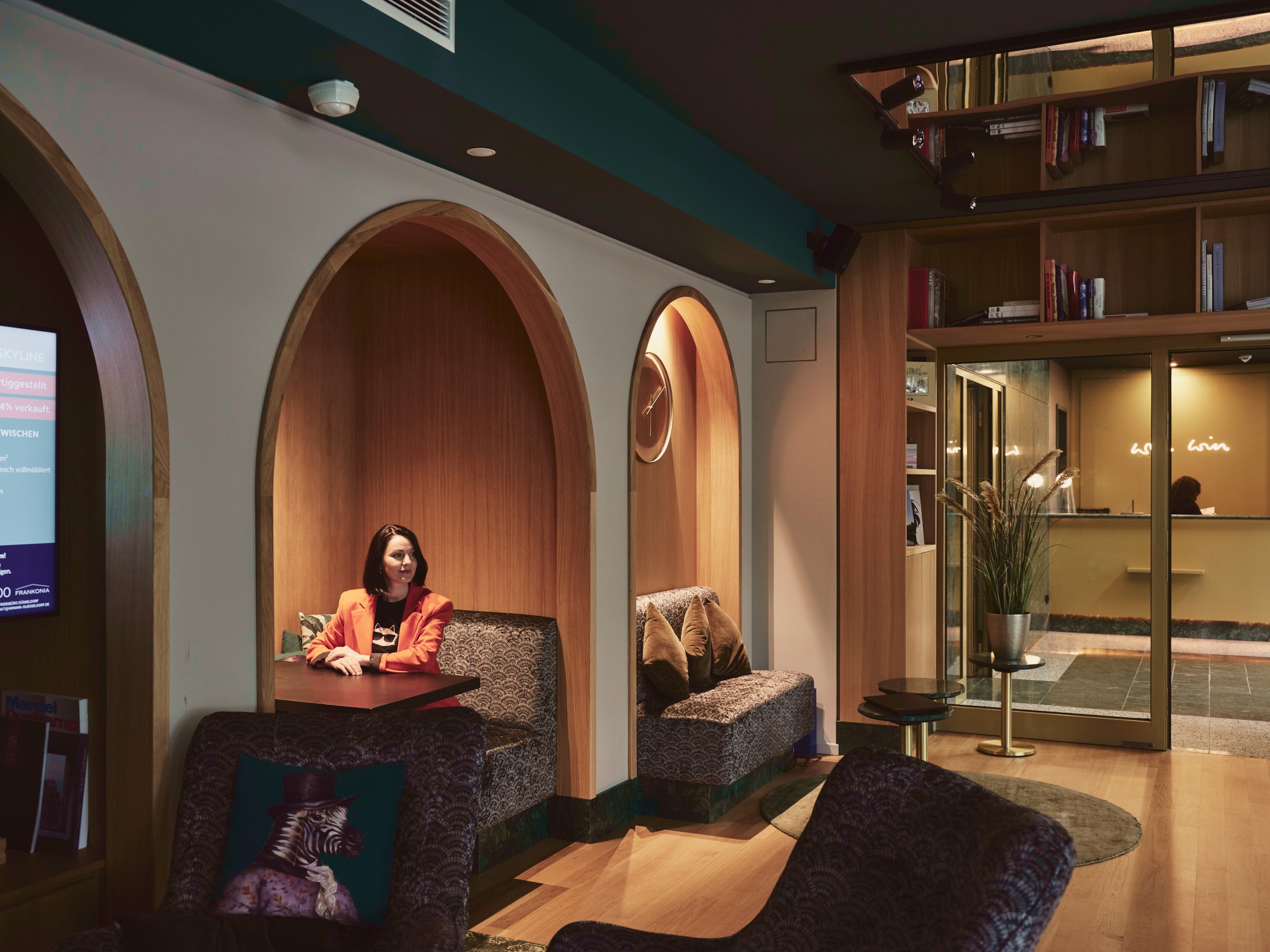 Moderne Lobby mit Aufenthaltsbereichen und Sitzgruppen im WIN WIN im Medienhafen Düsseldorf