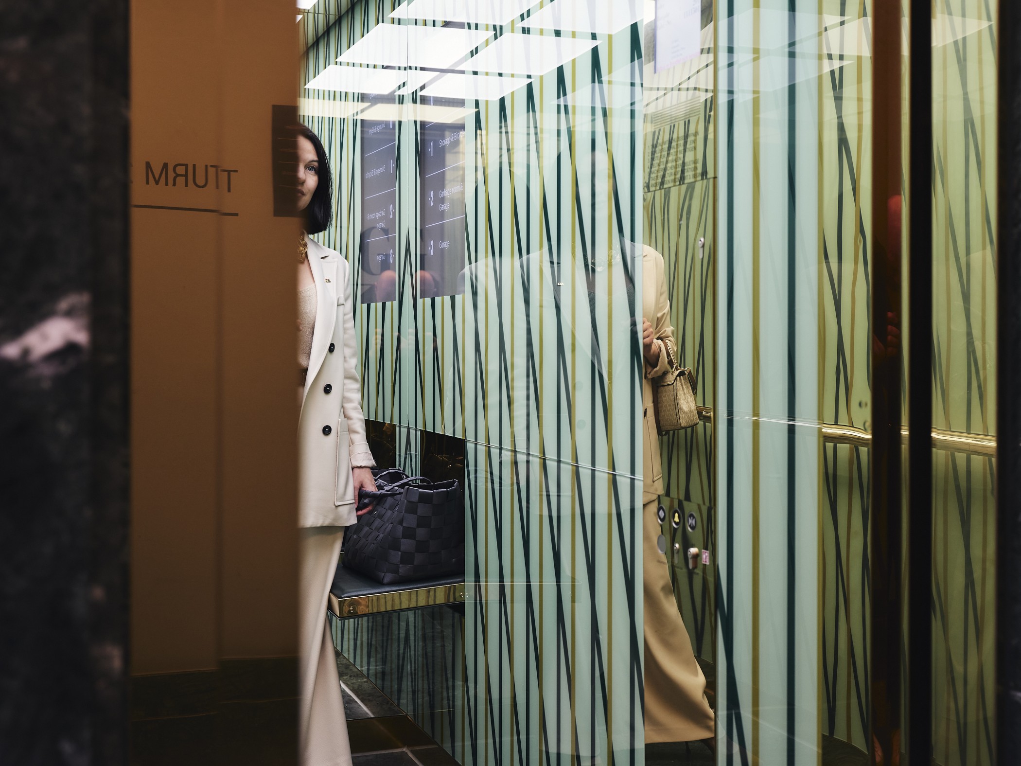 Moderner Design-Aufzug mit integrierter Sitzmöglichkeit im WIN WIN im Medienhafen Düsseldorf