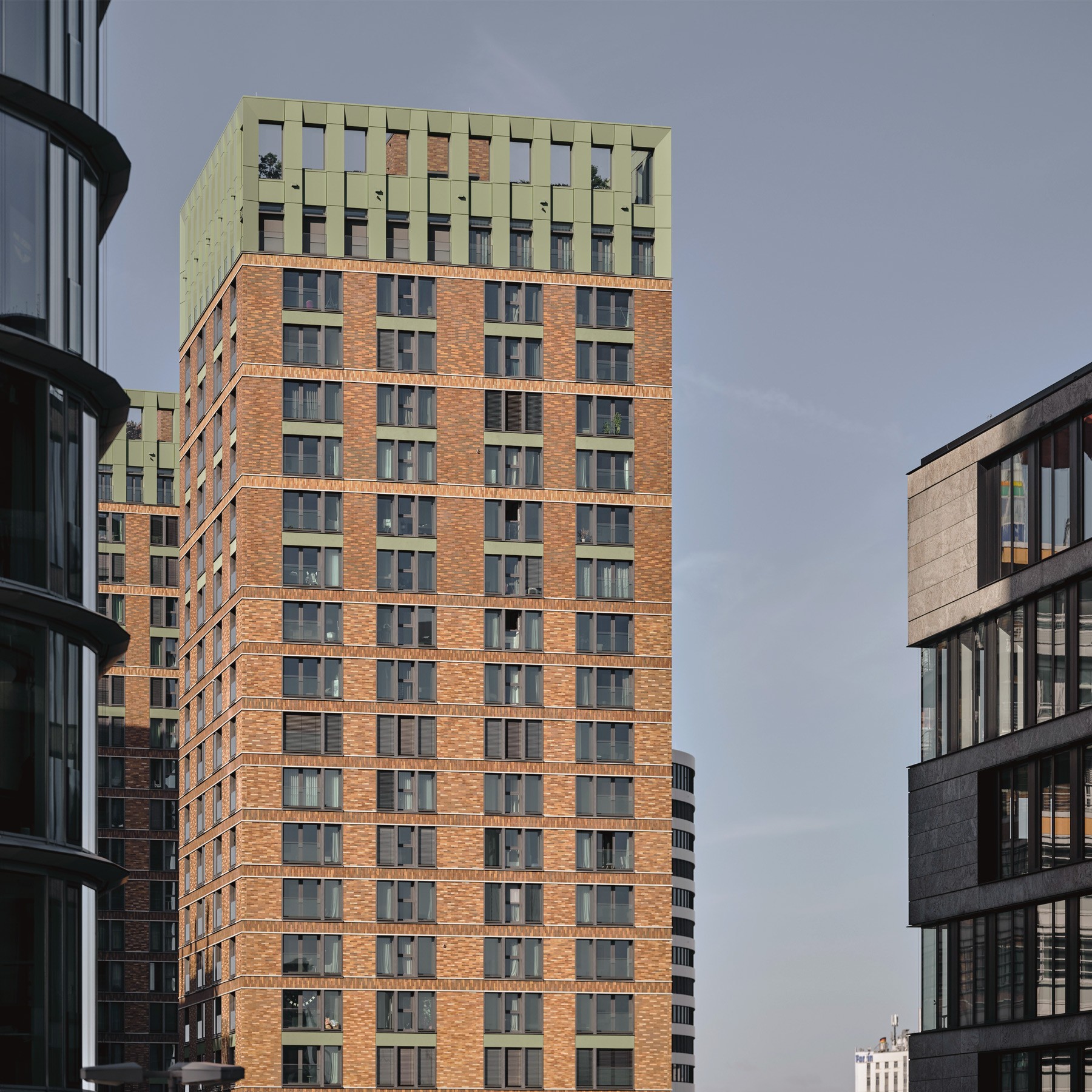 Ansicht eines WIN WIN Turms im Medienhafen Düsseldorf, eingerahmt von moderner umliegender Architektur.