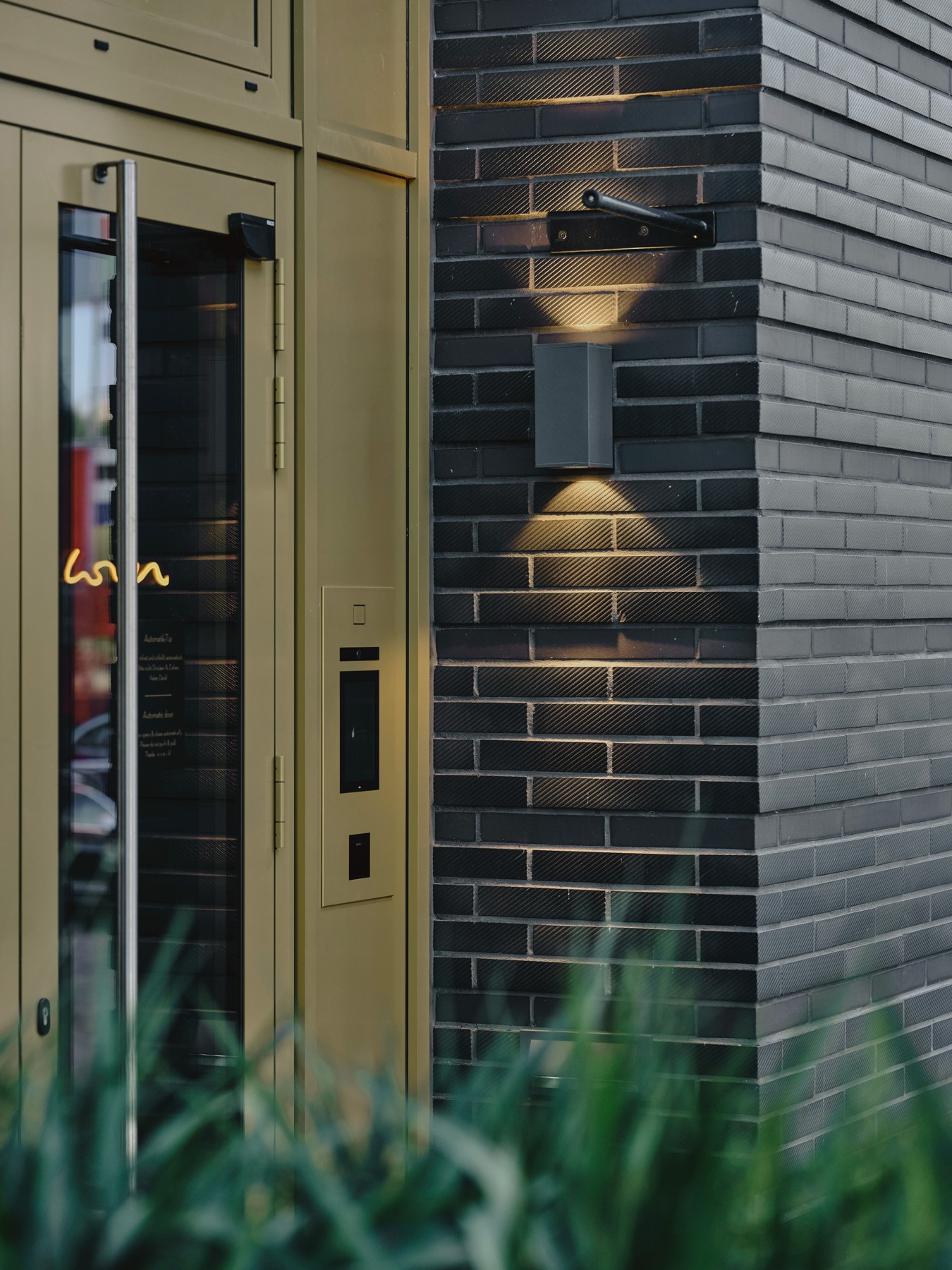 Repräsentativer Eingangsbereich zum WIN WIN Turm im Medienhafen Düsseldorf