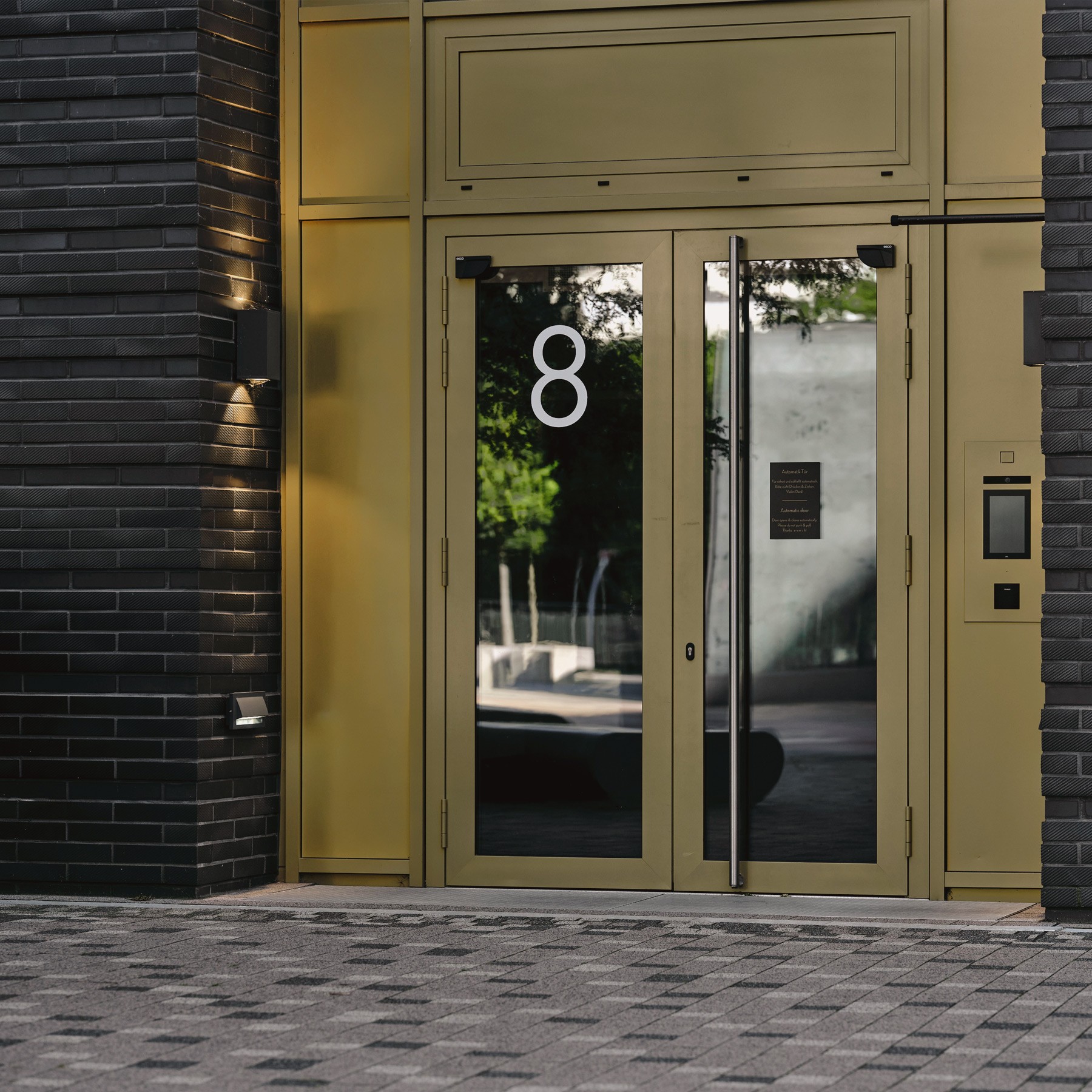 Repräsentative Eingangstür zum WIN WIN Turm im Medienhafen Düsseldorf