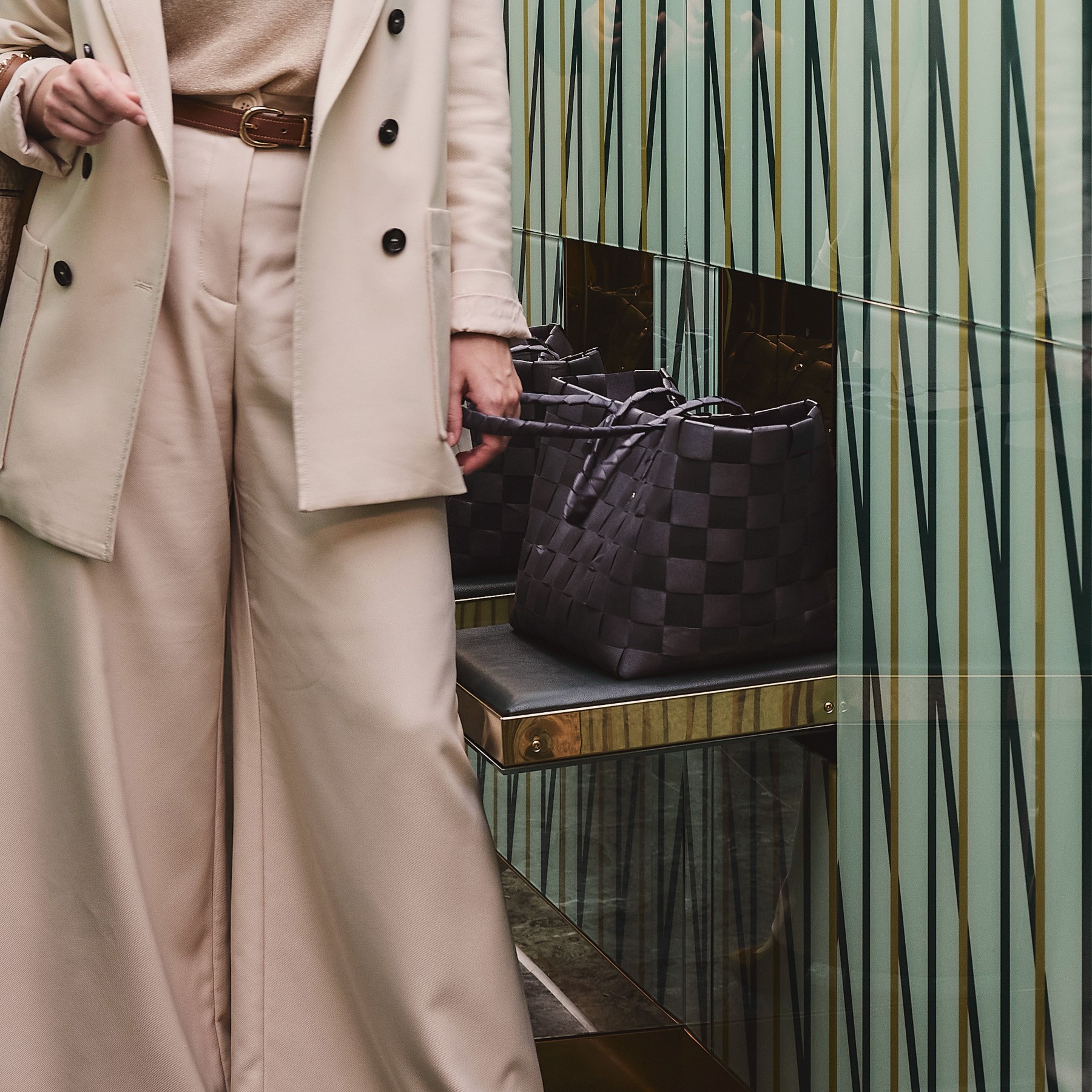 Moderner Design-Aufzug mit integrierter Sitzmöglichkeit im WIN WIN im Medienhafen Düsseldorf