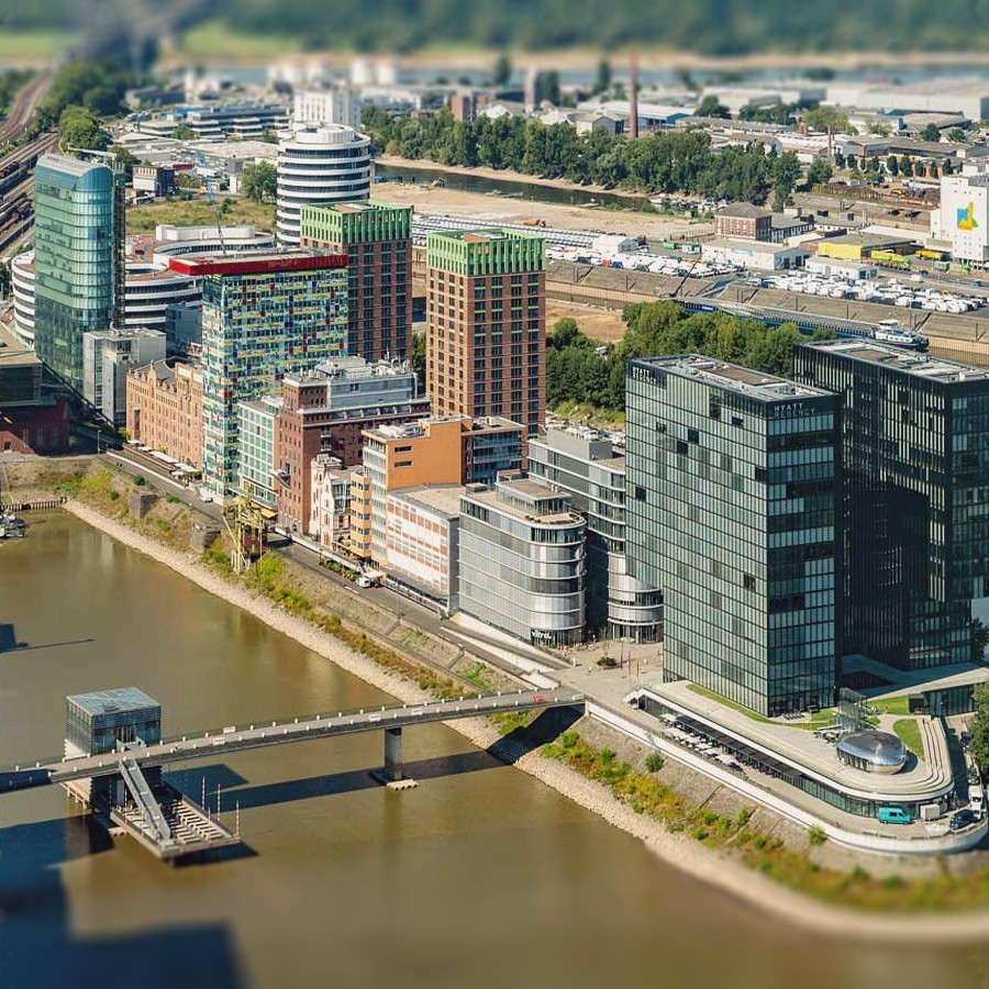 Luftaufnahme der WIN WIN Türme mit Blick auf den Medienhafen Düsseldorf und das Hafenbecken aus nordöstlicher Perspektive.
