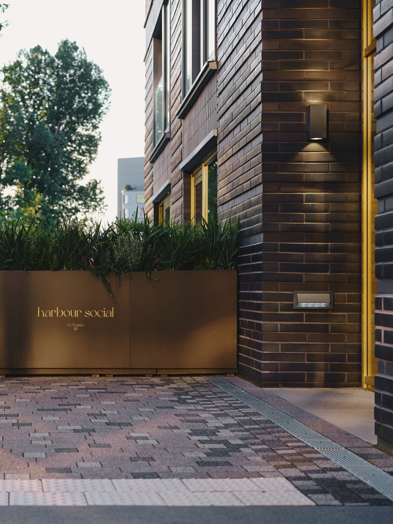 Außengastronomie im WIN WIN im Medienhafen Düsseldorf