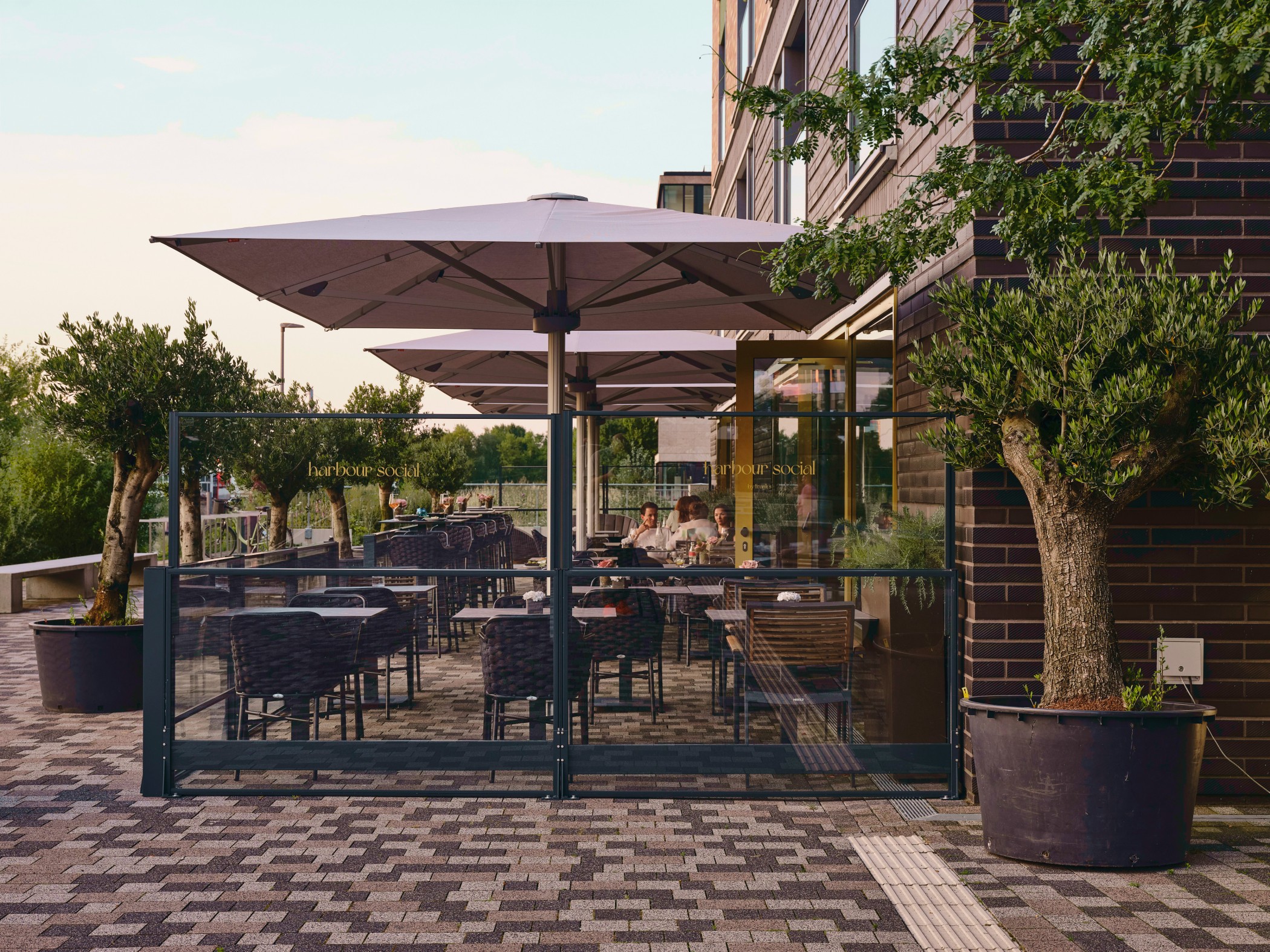 Moderne Außengastronomie im WIN WIN im Medienhafen Düsseldorf