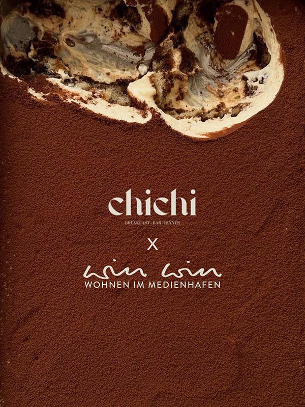 Motiv „chichi – Breakfast, Bar, Dinner × WIN WIN – Wohnen im Medienhafen“ auf Kakaopulver, oben angeschnittenes Tiramisu