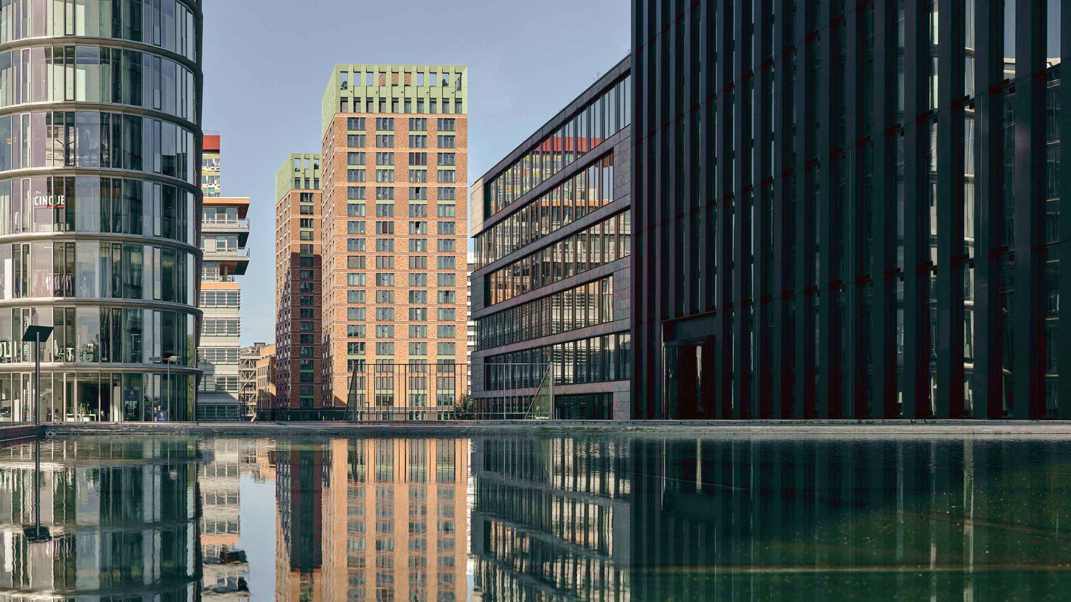 Reflexion der WIN WIN Türme in einer Wasserfläche im Medienhafen Düsseldorf.