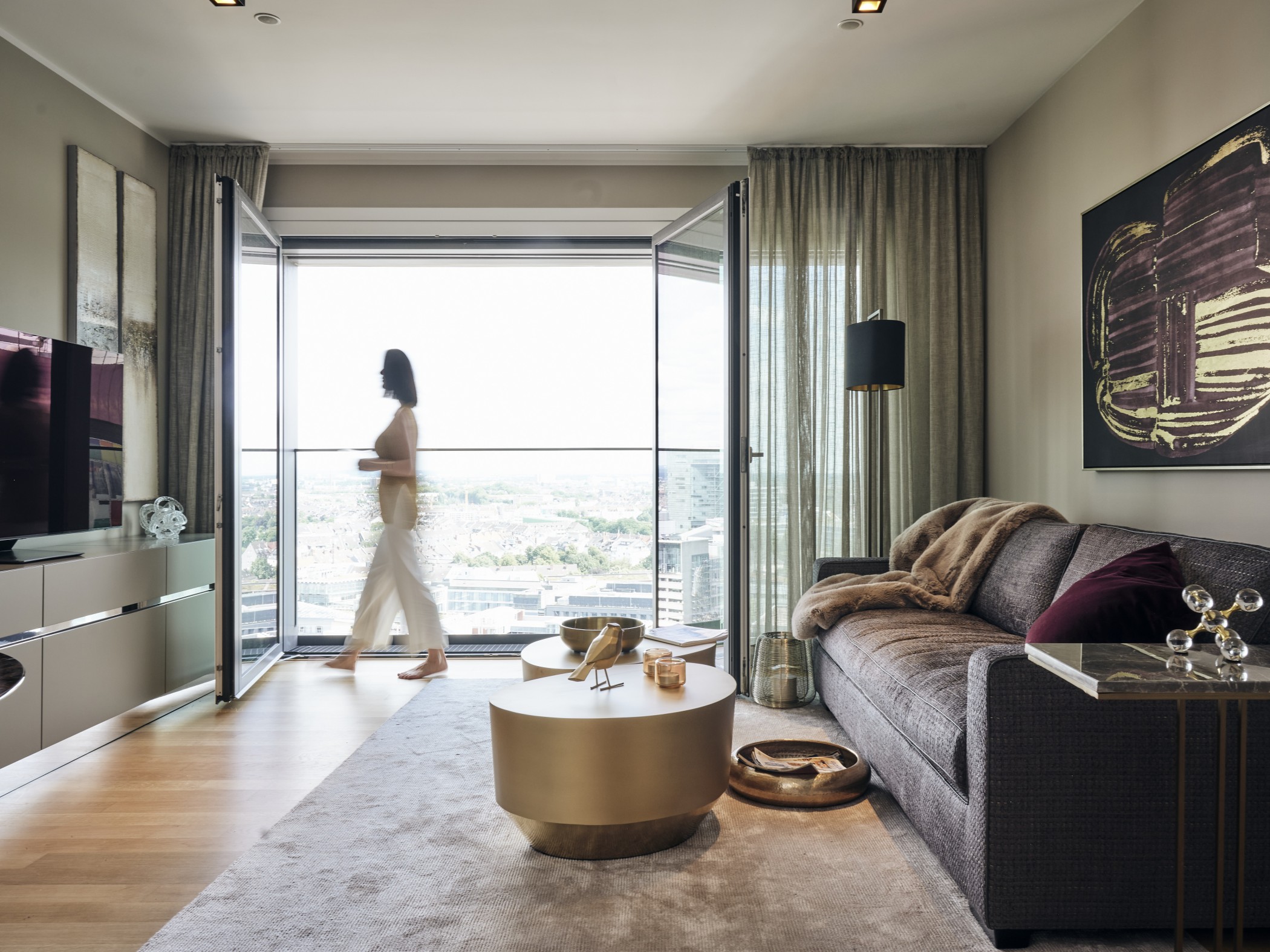 Innenaufnahme einer WIN WIN Wohnung im Medienhafen Düsseldorf mit bodentiefer Panoramafront und weitem Stadtblick.