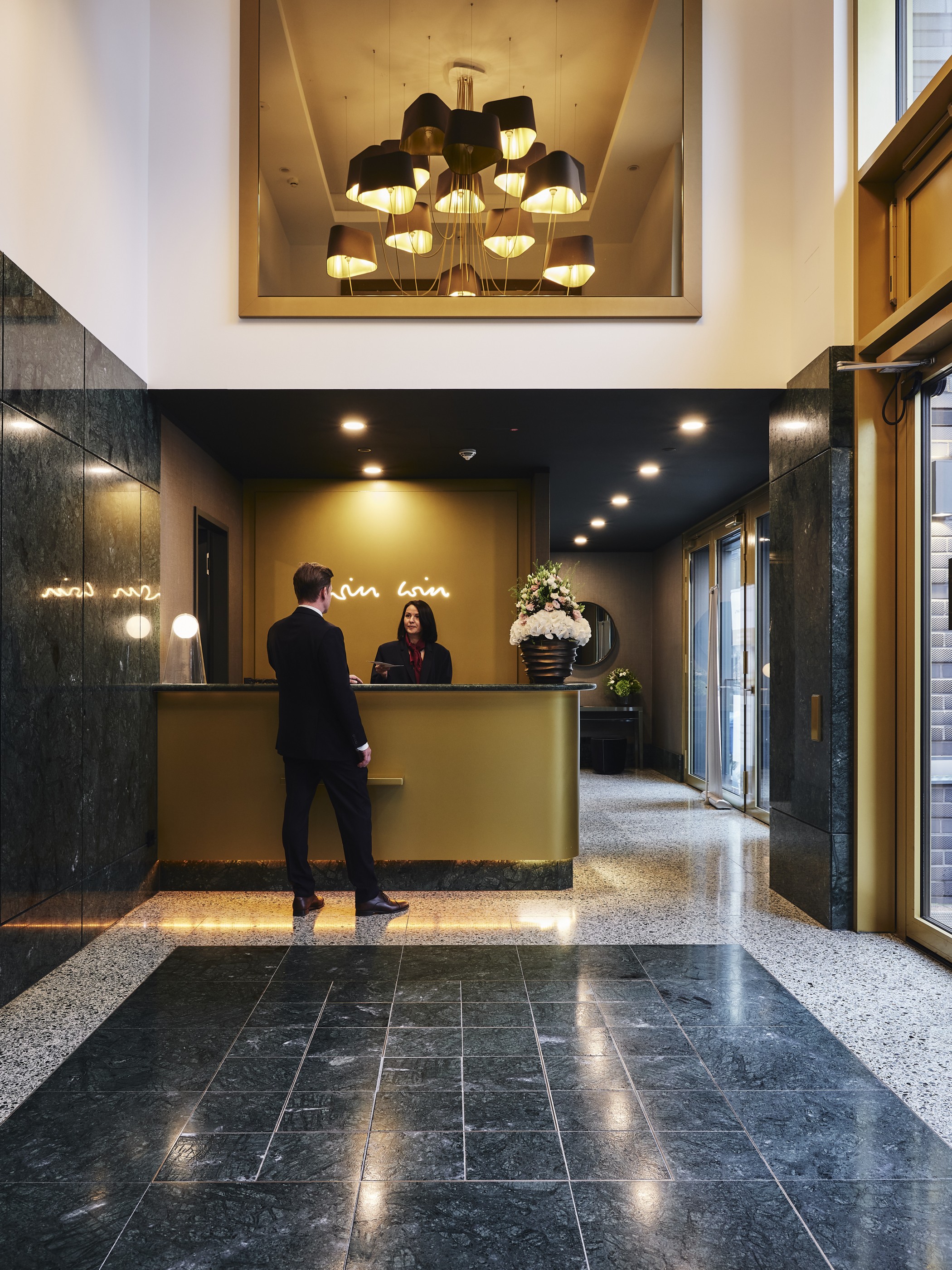 Concierge-Service in der großzügigen Design Lobby des WIN WIN im Medienhafen Düsseldorf