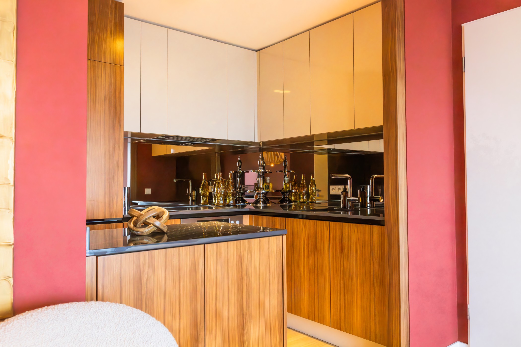 Hochwertige Einbauküche mit Holzfronten, schwarzen Arbeitsflächen und goldenen Designakzenten im WIN WIN Medienhafen Düsseldorf