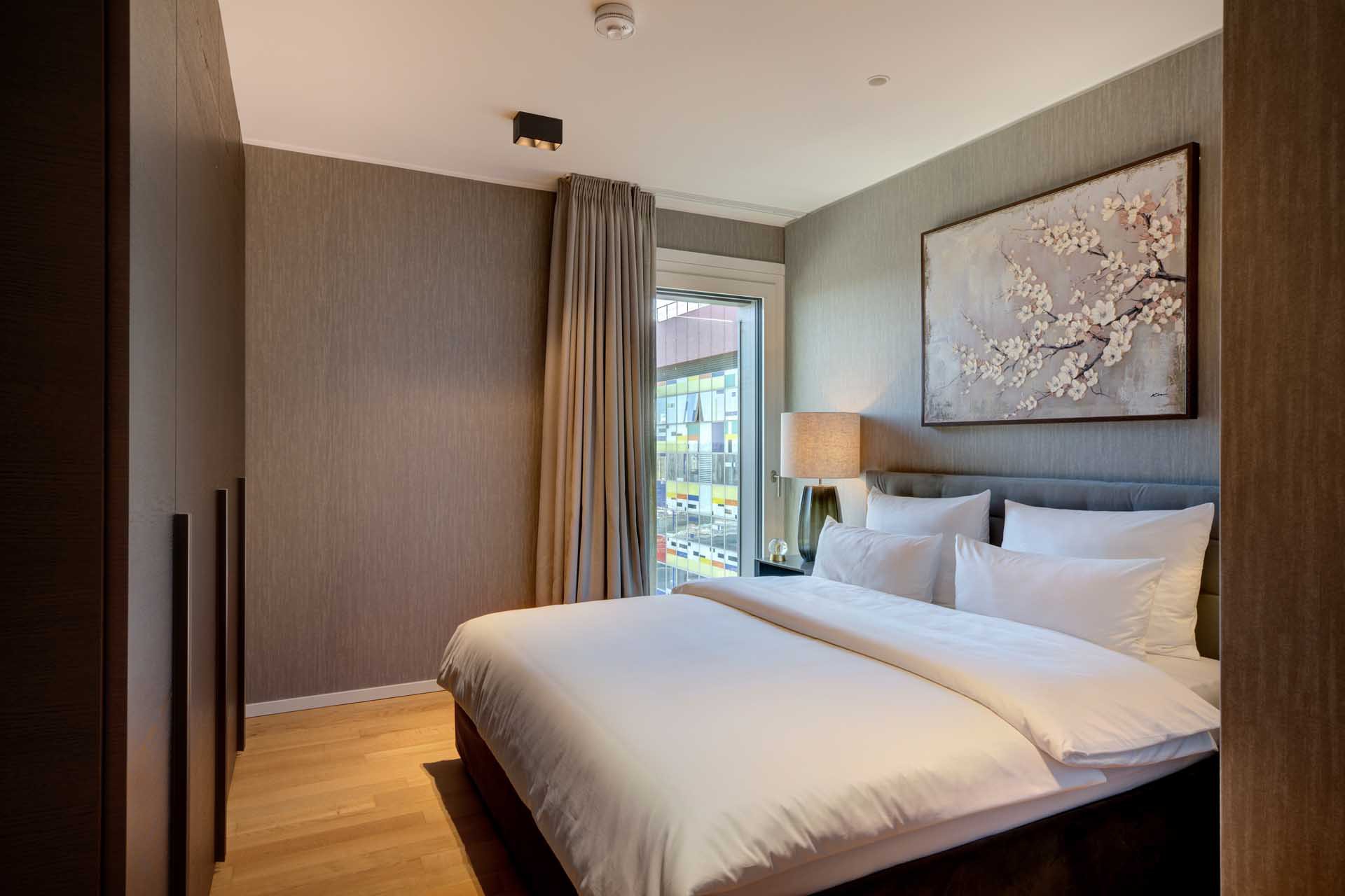 Schlafzimmer mit Doppelbett und Fenster zum Medienhafen Düsseldorf – Luxuswohnung Typ V im WIN WIN kaufen