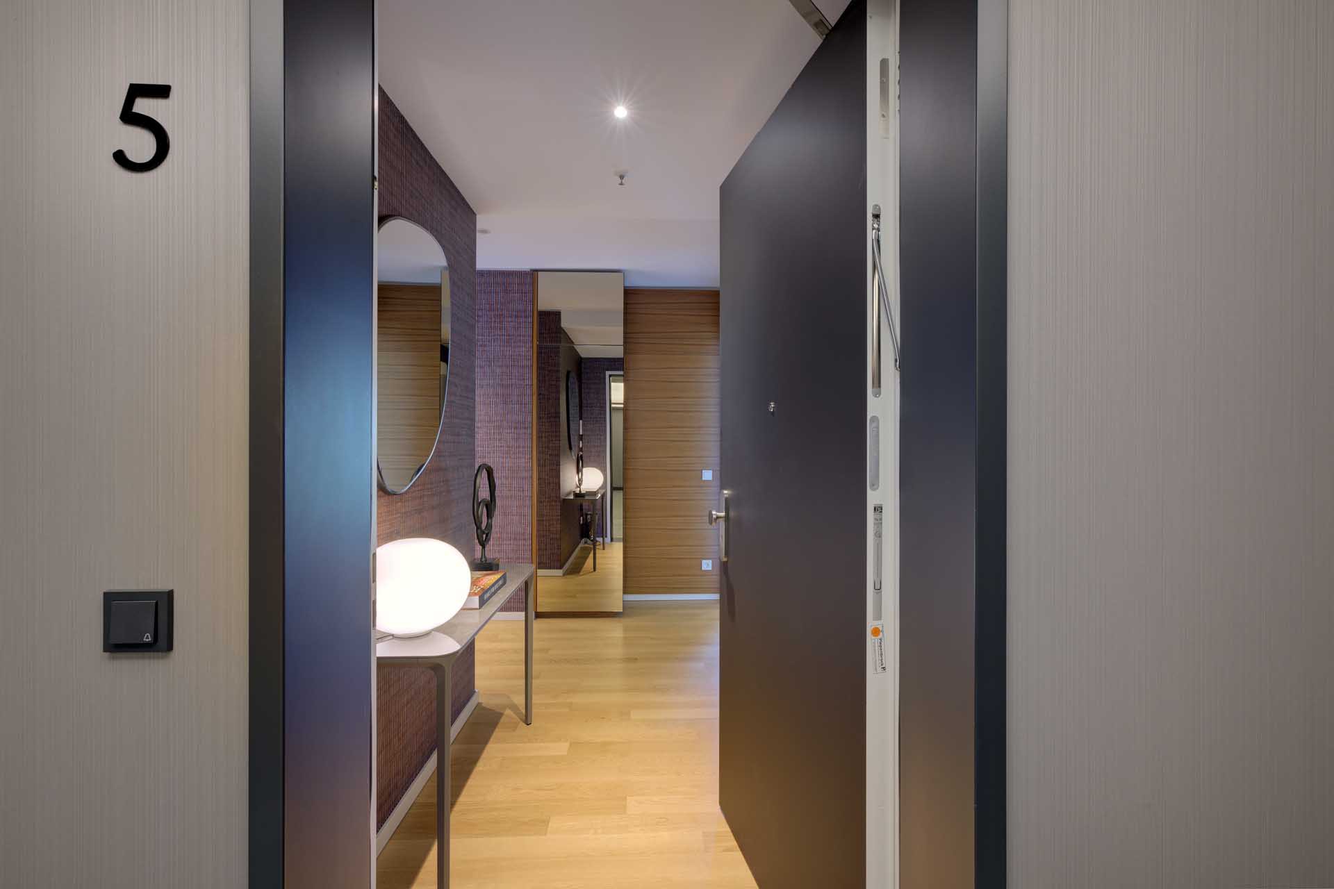 Wohnungseingang Nr. 5 mit Diele und Konsole – Luxuswohnung Typ V im Medienhafen Düsseldorf kaufen