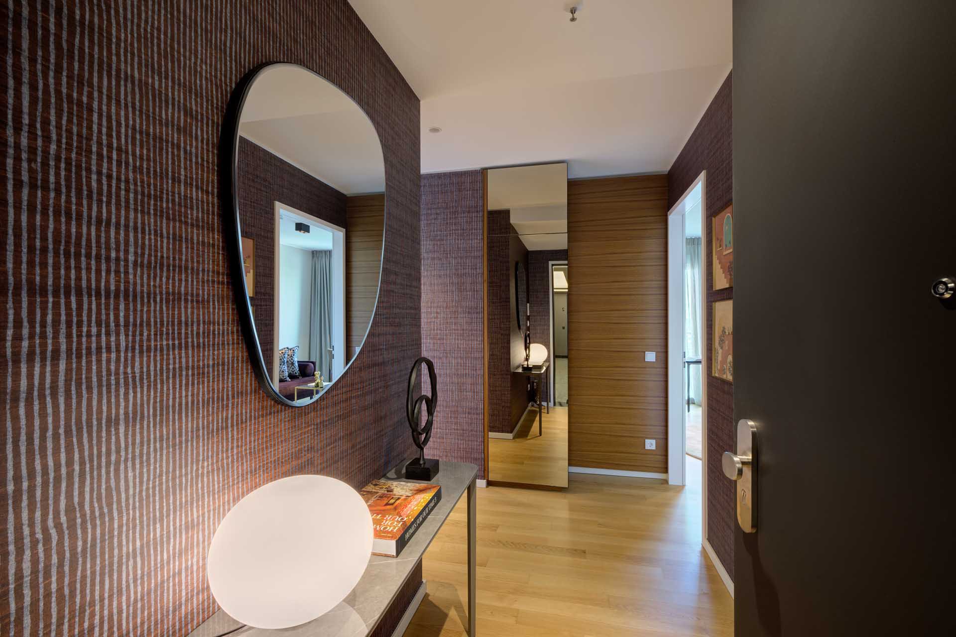 Diele mit Spiegel, Konsole und Blick in Wohn- und Schlafbereich – Luxuswohnung kaufen im Medienhafen Düsseldorf, Typ V (WIN WIN)