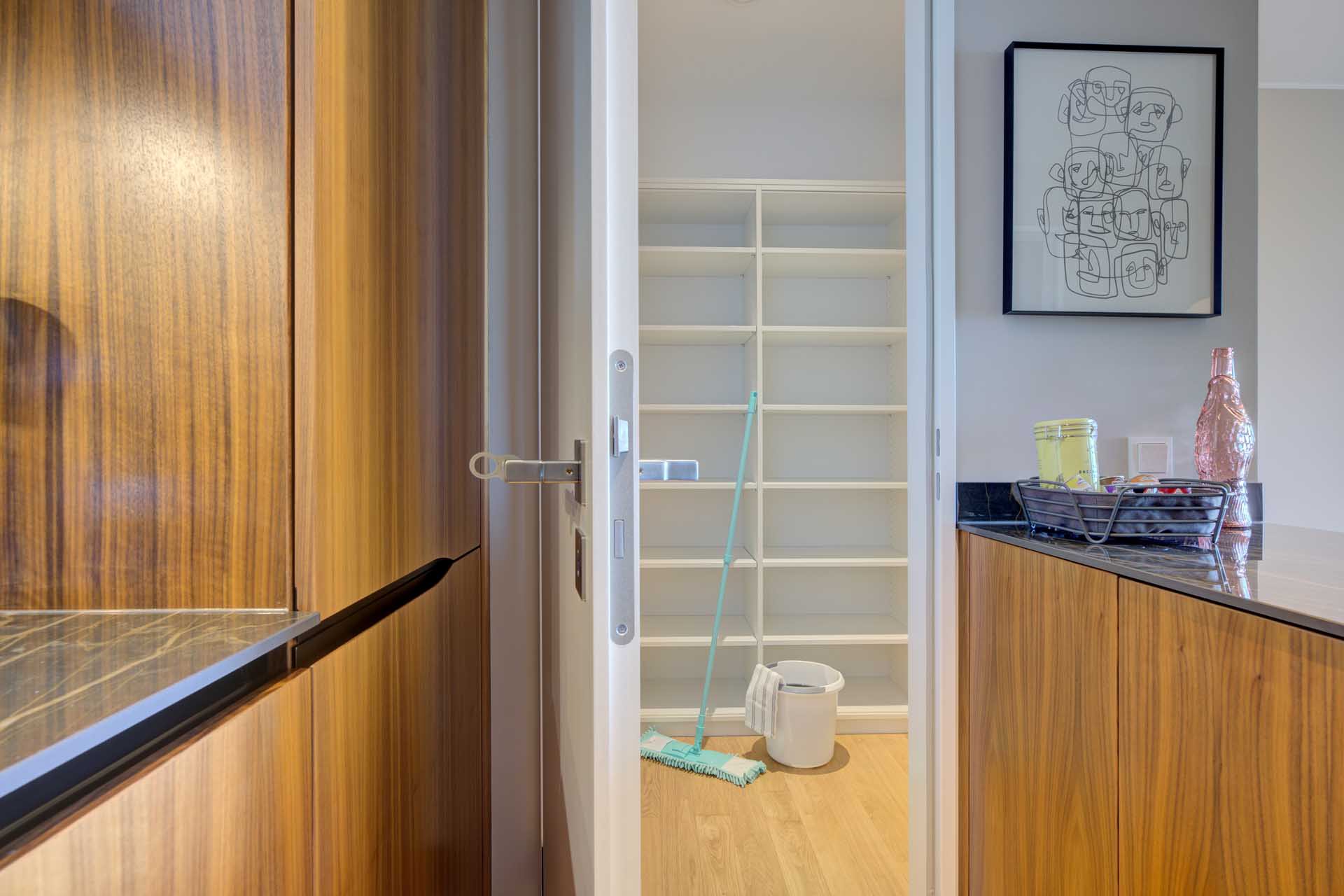 Offene Küche mit Vorratsraum und Hauswirtschaftsbereich – Luxuswohnung Typ V im WIN WIN Medienhafen Düsseldorf kaufen