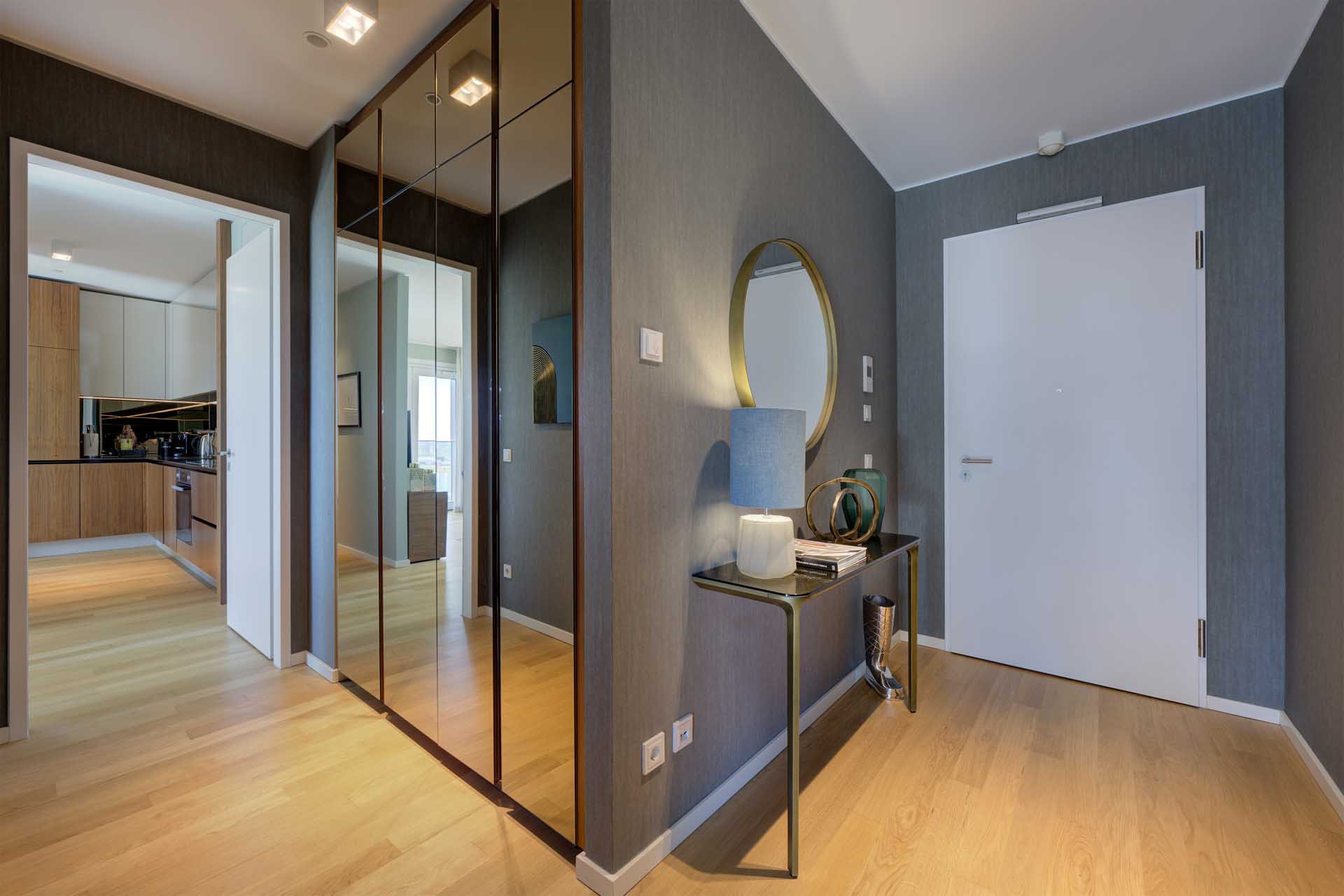 Diele mit verspiegelter Schrankwand und Blick in die Küche – Luxuswohnung kaufen im Medienhafen Düsseldorf, Typ T