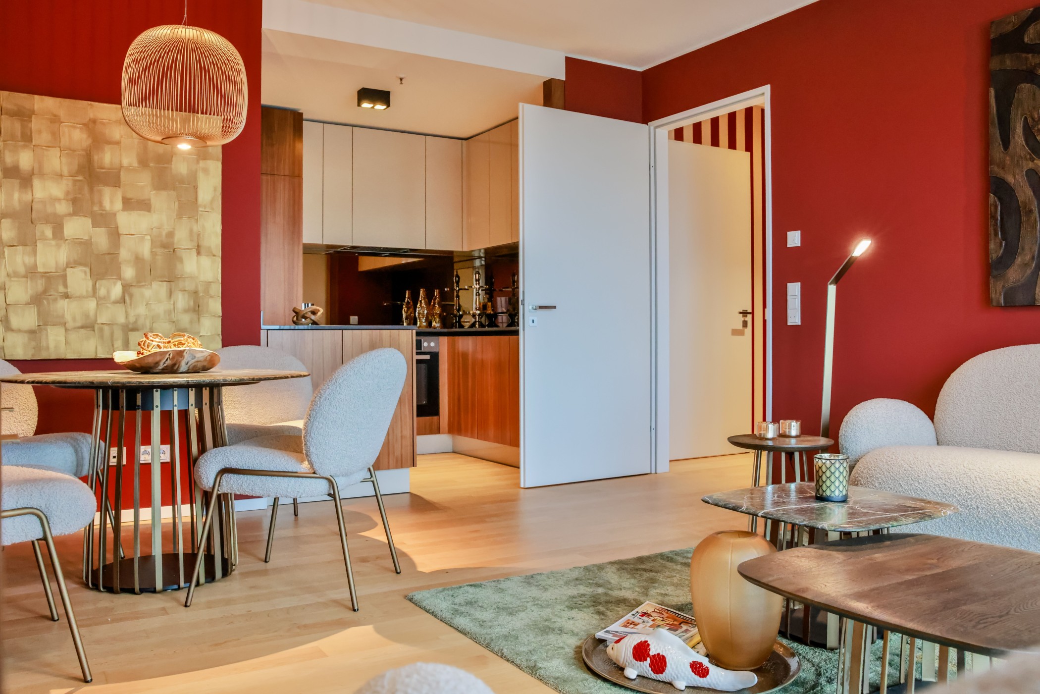 Modernes Wohnzimmer mit Blick zur offenen Küche und dem Essbereich im WIN WIN im Medienhafen Düsseldorf