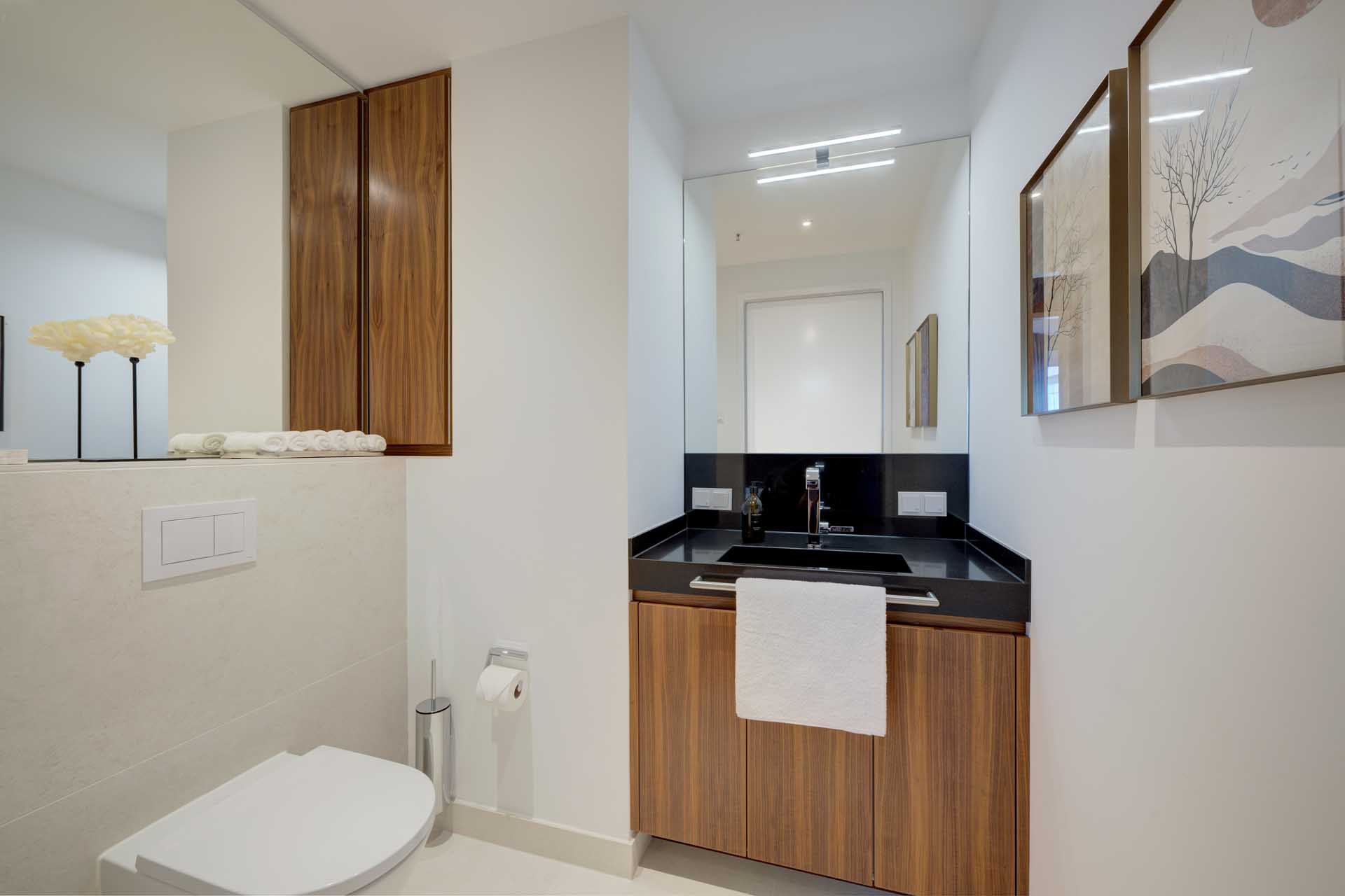 Zweites Bad bzw. Gäste-WC mit Waschtisch und großem Spiegel – Luxuswohnung kaufen im Medienhafen Düsseldorf, Typ V