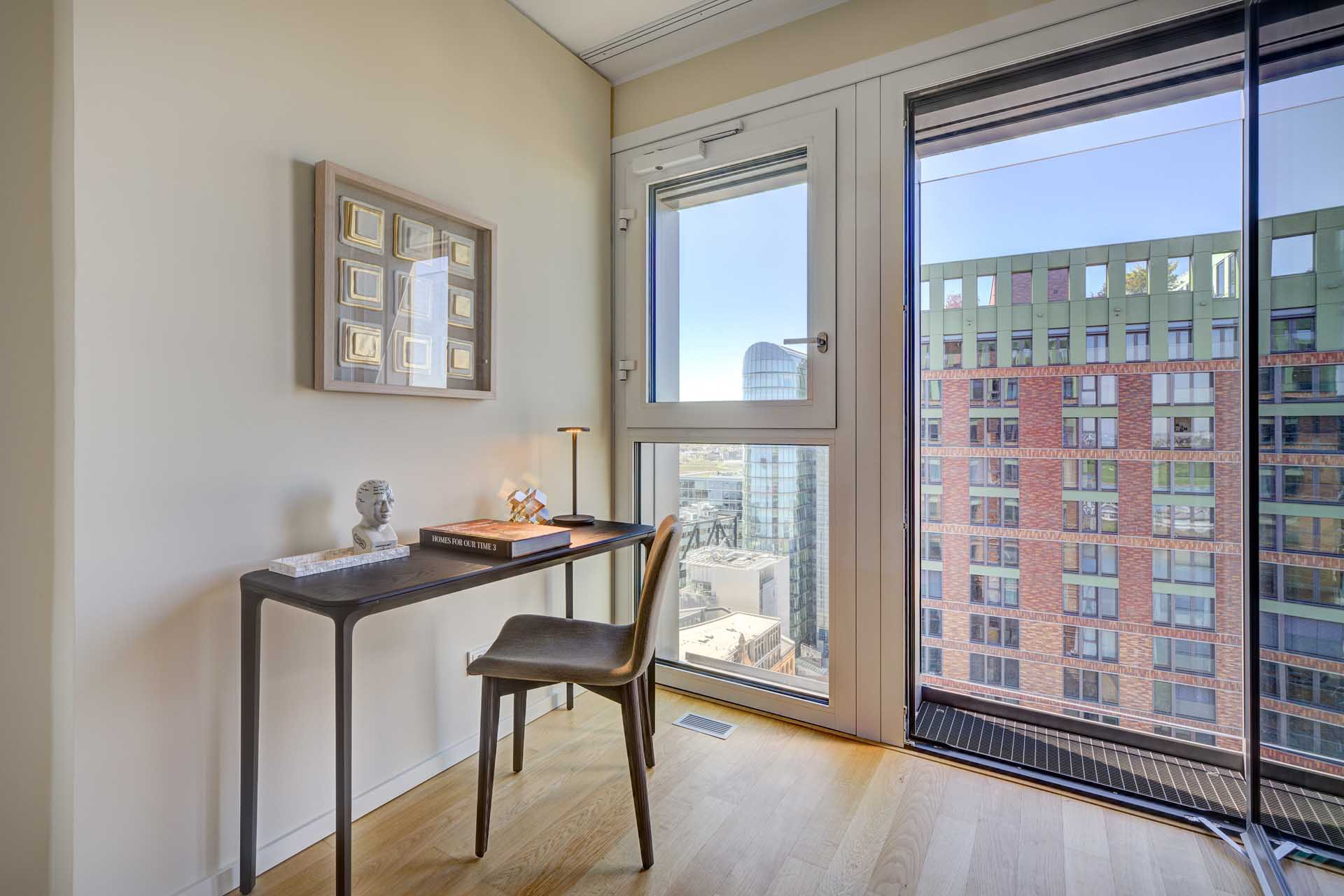 Arbeitsplatz am Fenster mit Ausblick auf den Medienhafen Düsseldorf – Luxuswohnung Typ U im WIN WIN kaufen