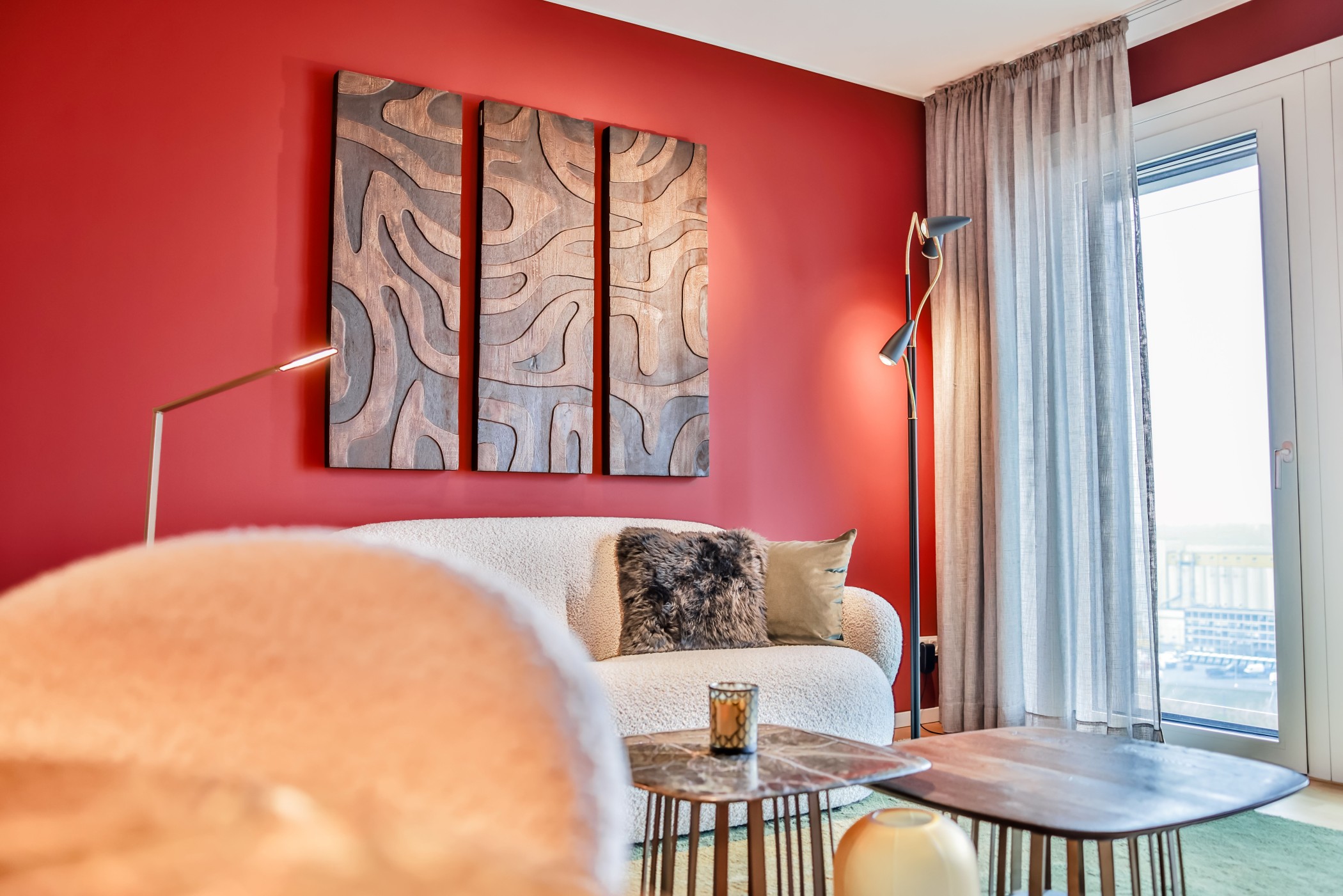 Modernes Wohnzimmer mit weitem Ausblick über den Medienhafen in Düsseldorf im WIN WIN