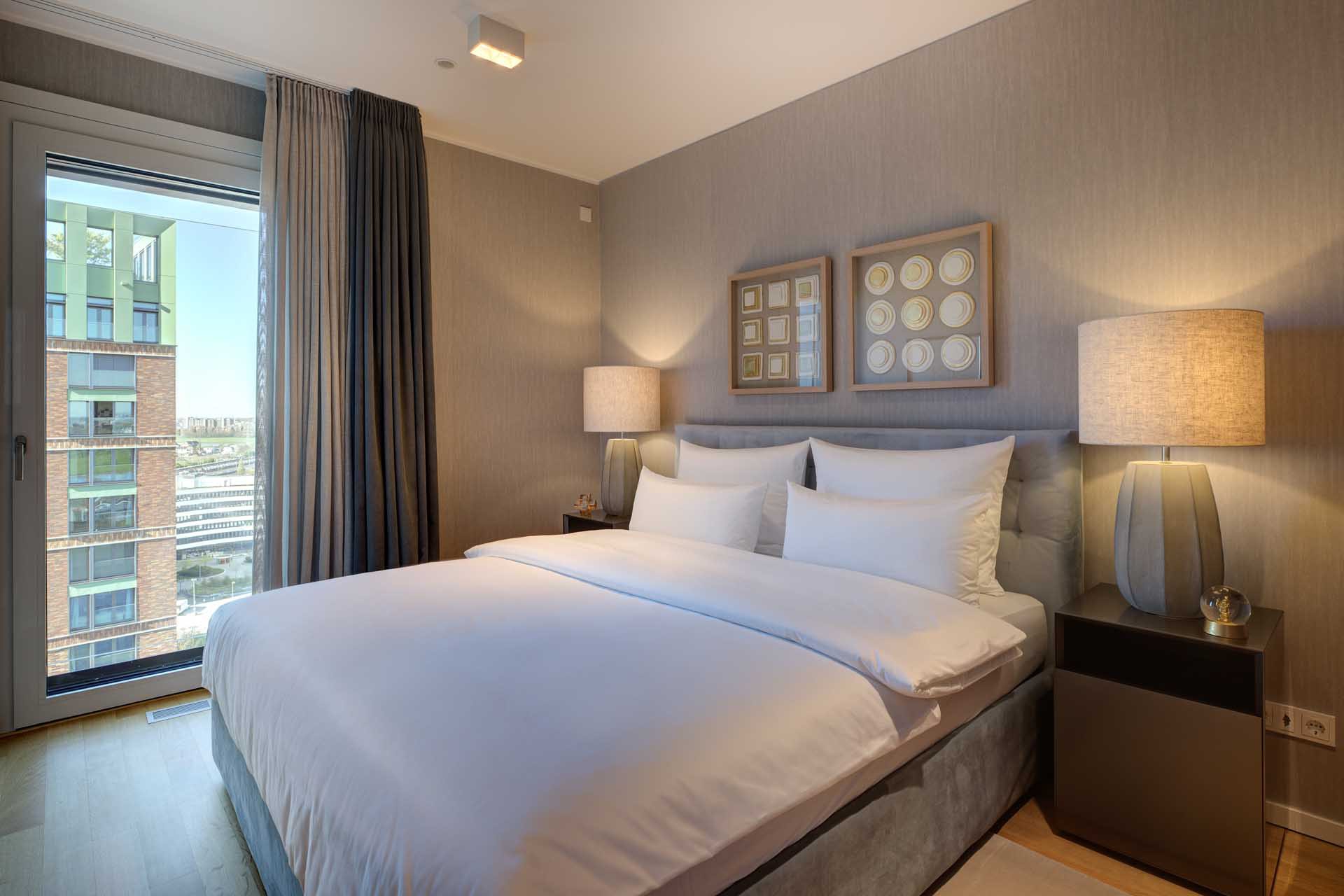 Schlafzimmer mit Doppelbett und bodentiefem Fenster – Luxuswohnung Typ T im Medienhafen Düsseldorf kaufen (WIN WIN)