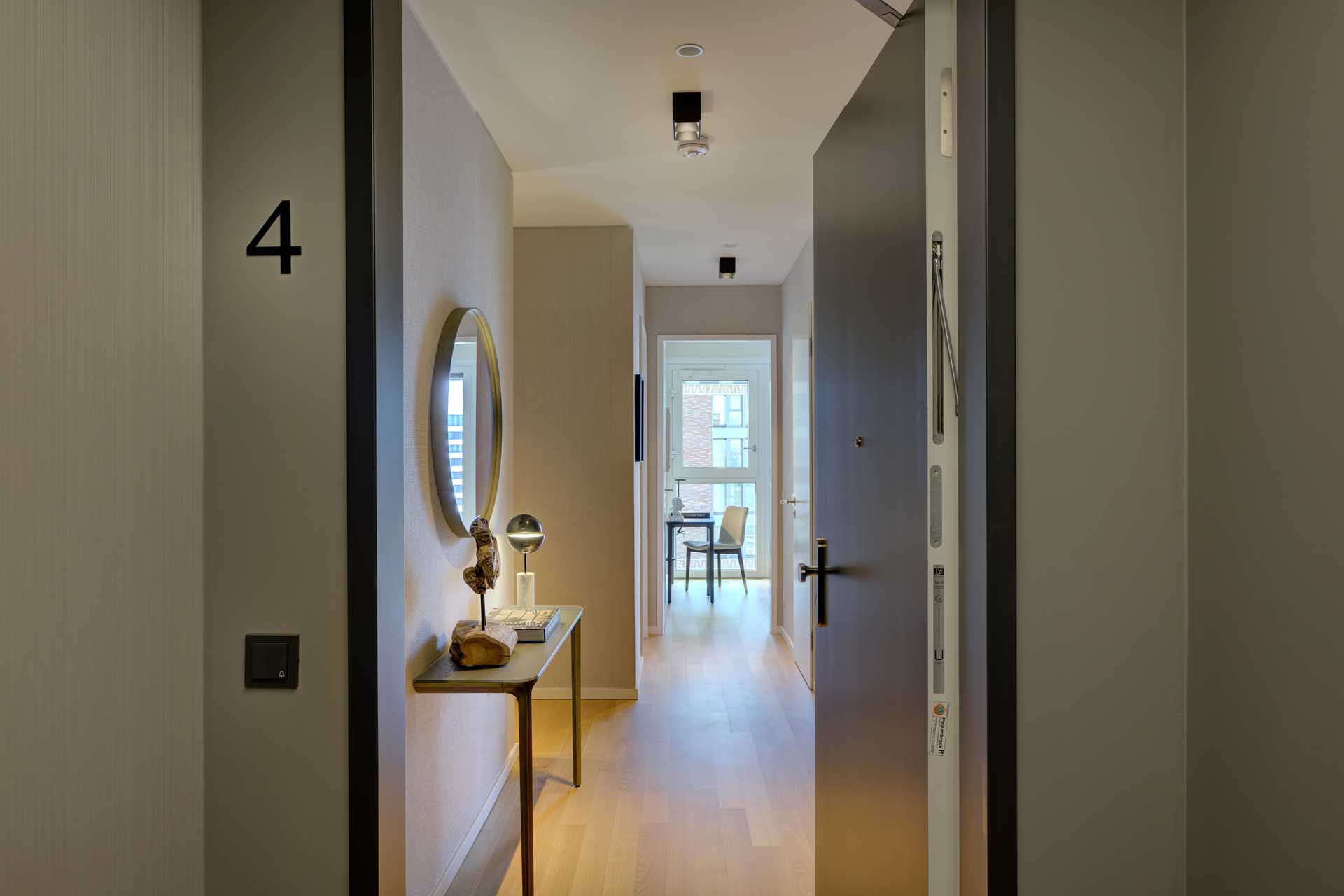 Wohnungseingang Nr. 4 mit Flur und Konsole – Luxuswohnung Typ U im WIN WIN Medienhafen Düsseldorf kaufen