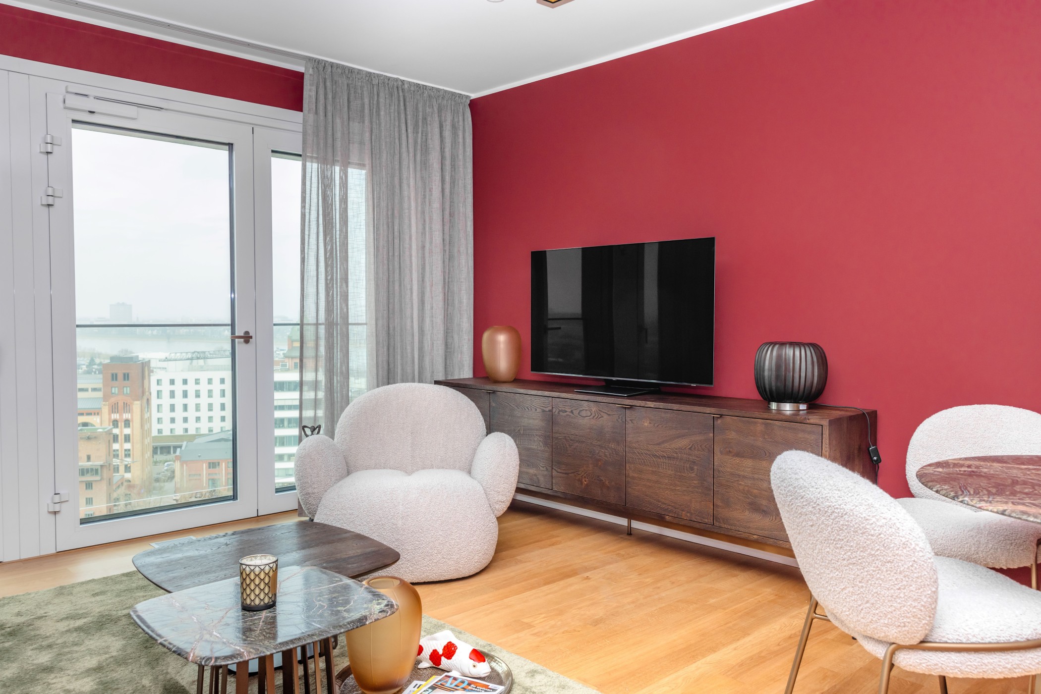 Modernes Wohnzimmer mit weitem Ausblick über den Medienhafen in Düsseldorf im WIN WIN