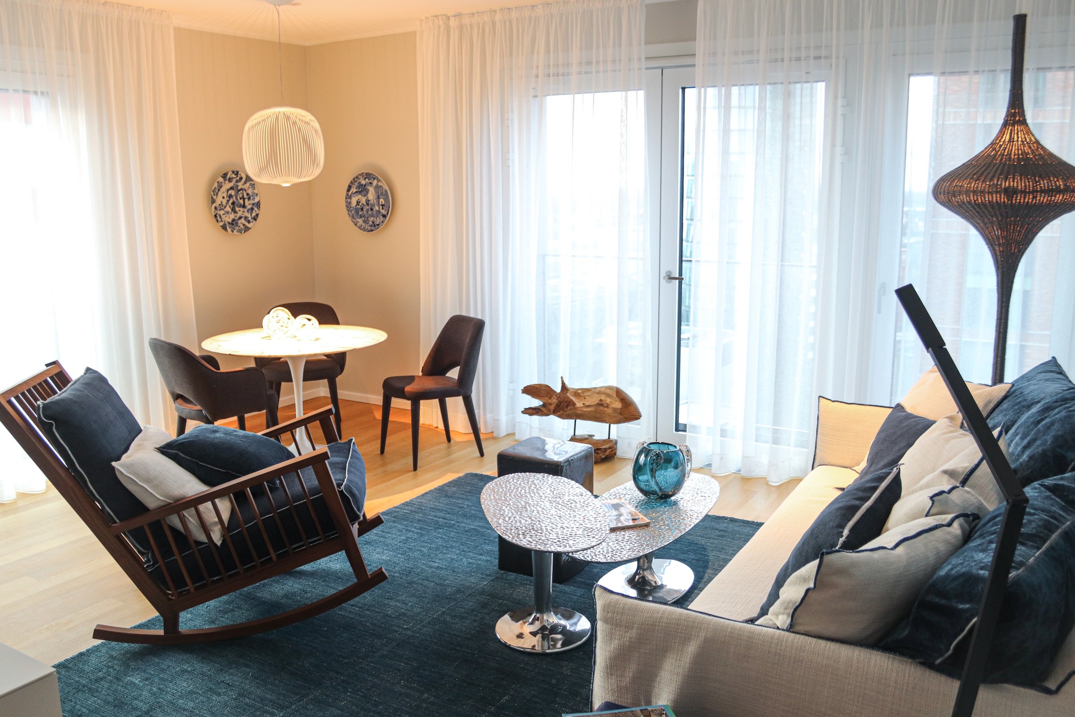 Modernes Wohnzimmer mit weitem Ausblick über den Medienhafen in Düsseldorf im WIN WIN