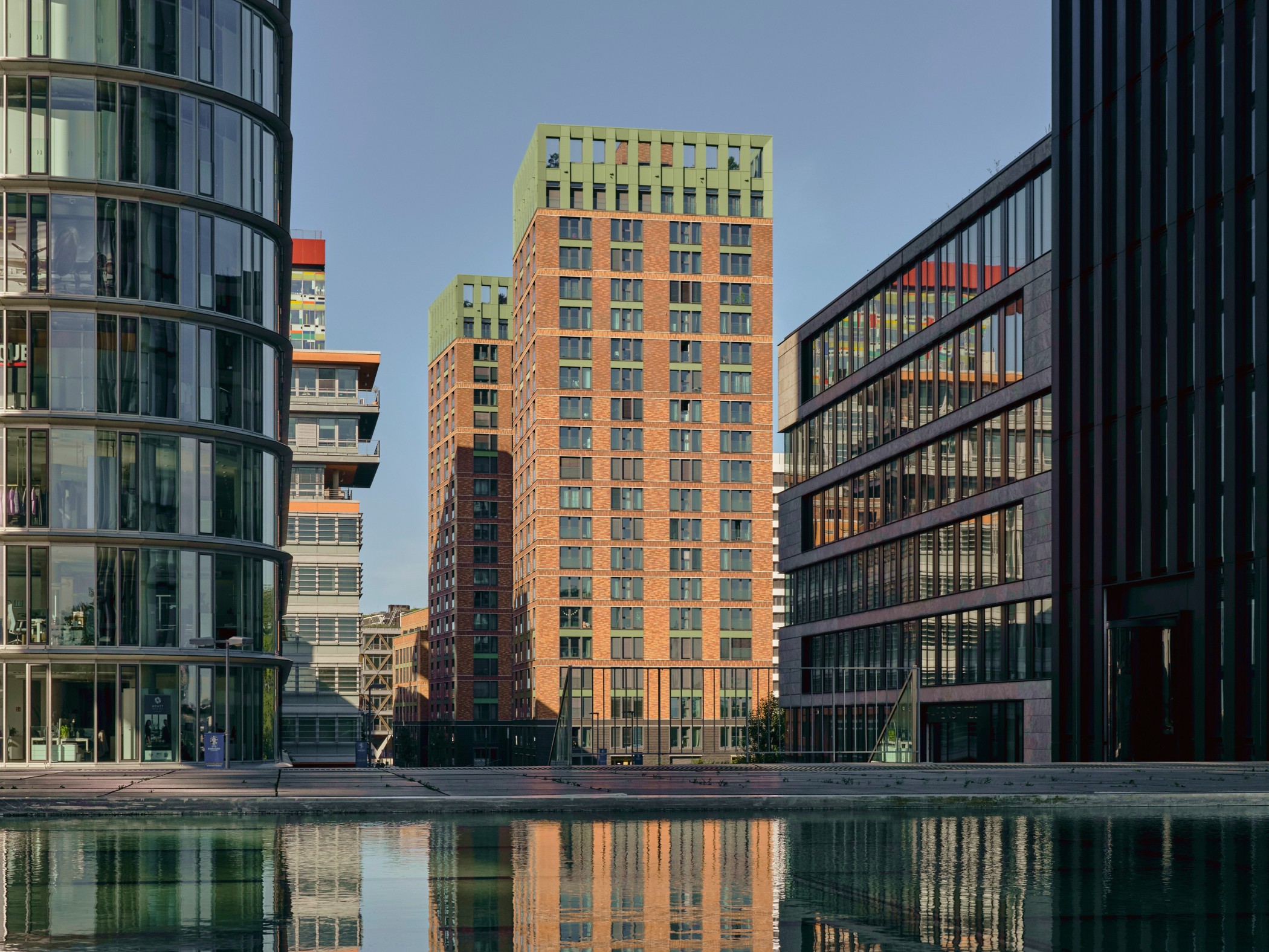 Reflexion der WIN WIN Türme in einer Wasserfläche im Medienhafen Düsseldorf.