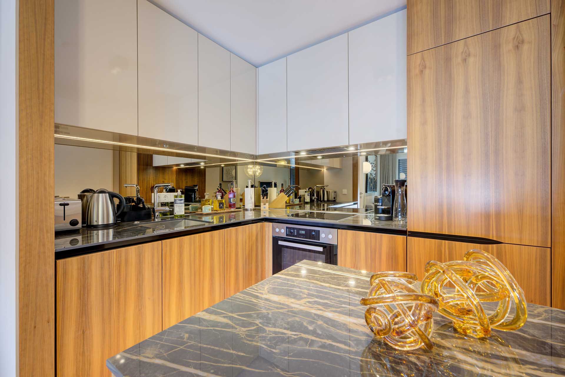 Hochwertige Einbauküche mit Walnussfronten, Spiegelrückwand und Marmor-Element – Luxuswohnung Typ V im Medienhafen Düsseldorf kaufen