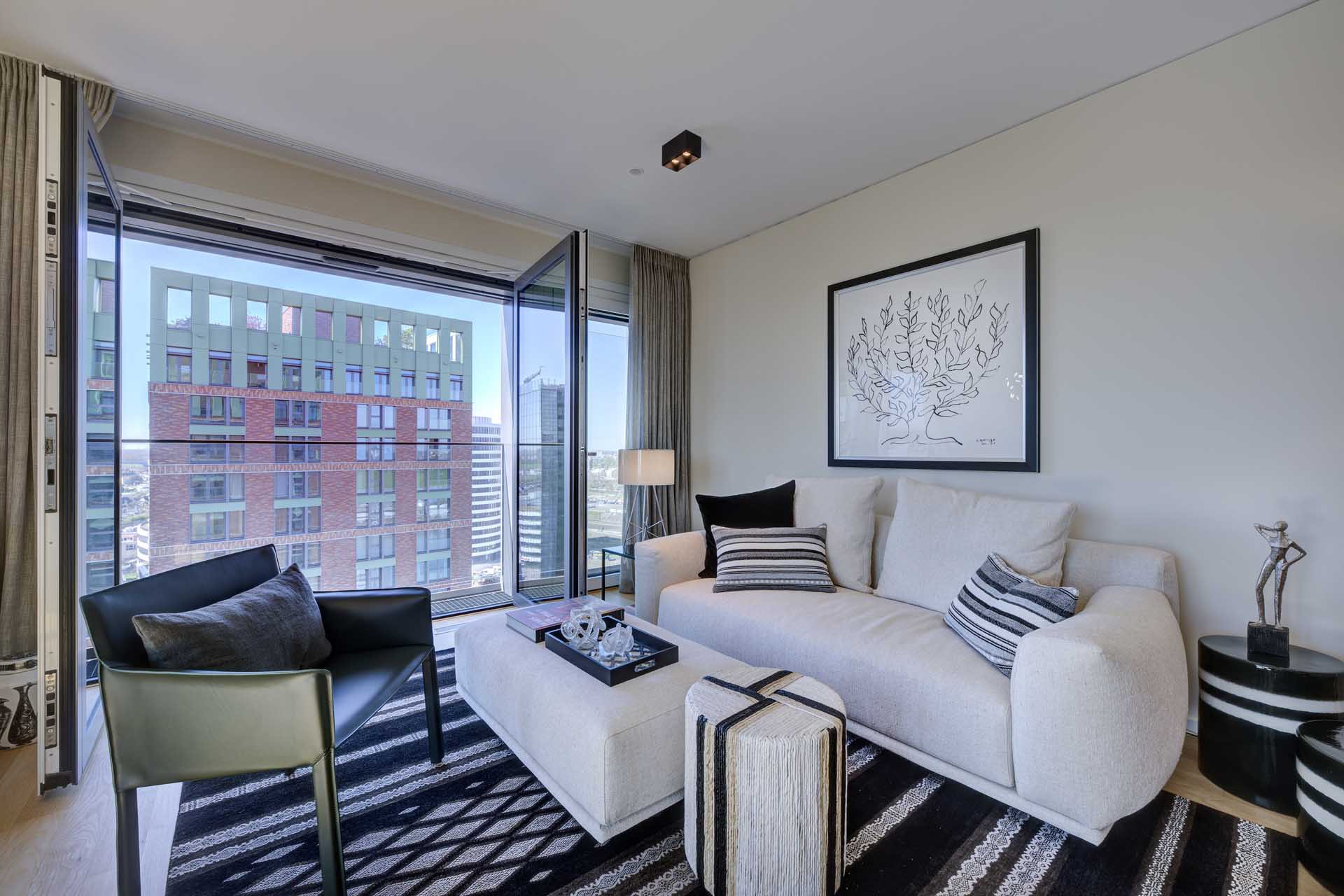 Wohnzimmer mit bodentiefen Fenstern und Ausblick auf den Medienhafen Düsseldorf – Luxuswohnung Typ U im WIN WIN kaufen