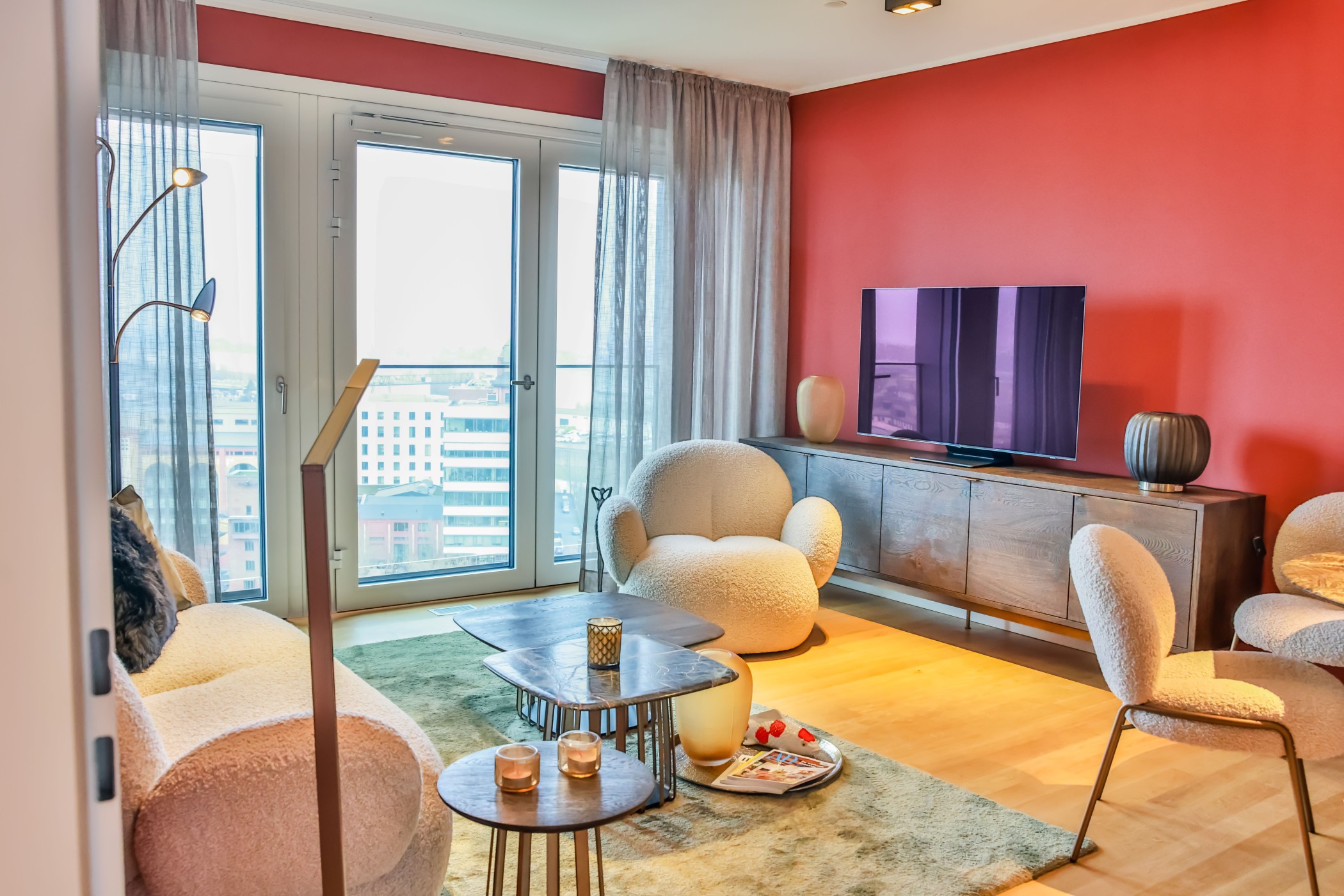 Modernes Wohnzimmer mit weitem Ausblick über den Medienhafen in Düsseldorf im WIN WIN