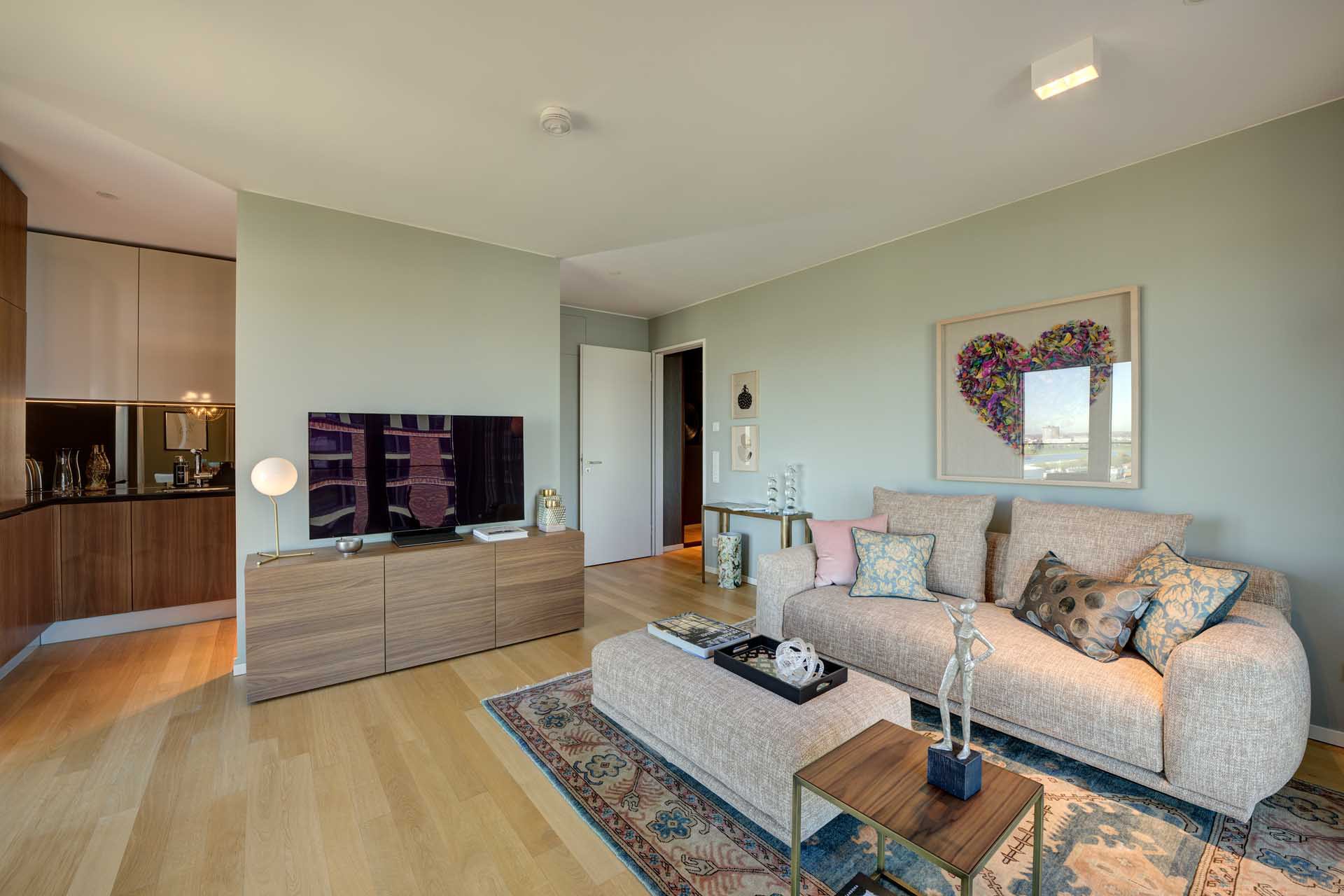 Wohnzimmer mit offener Küche in der Luxuswohnung Typ T – WIN WIN Medienhafen Düsseldorf kaufen