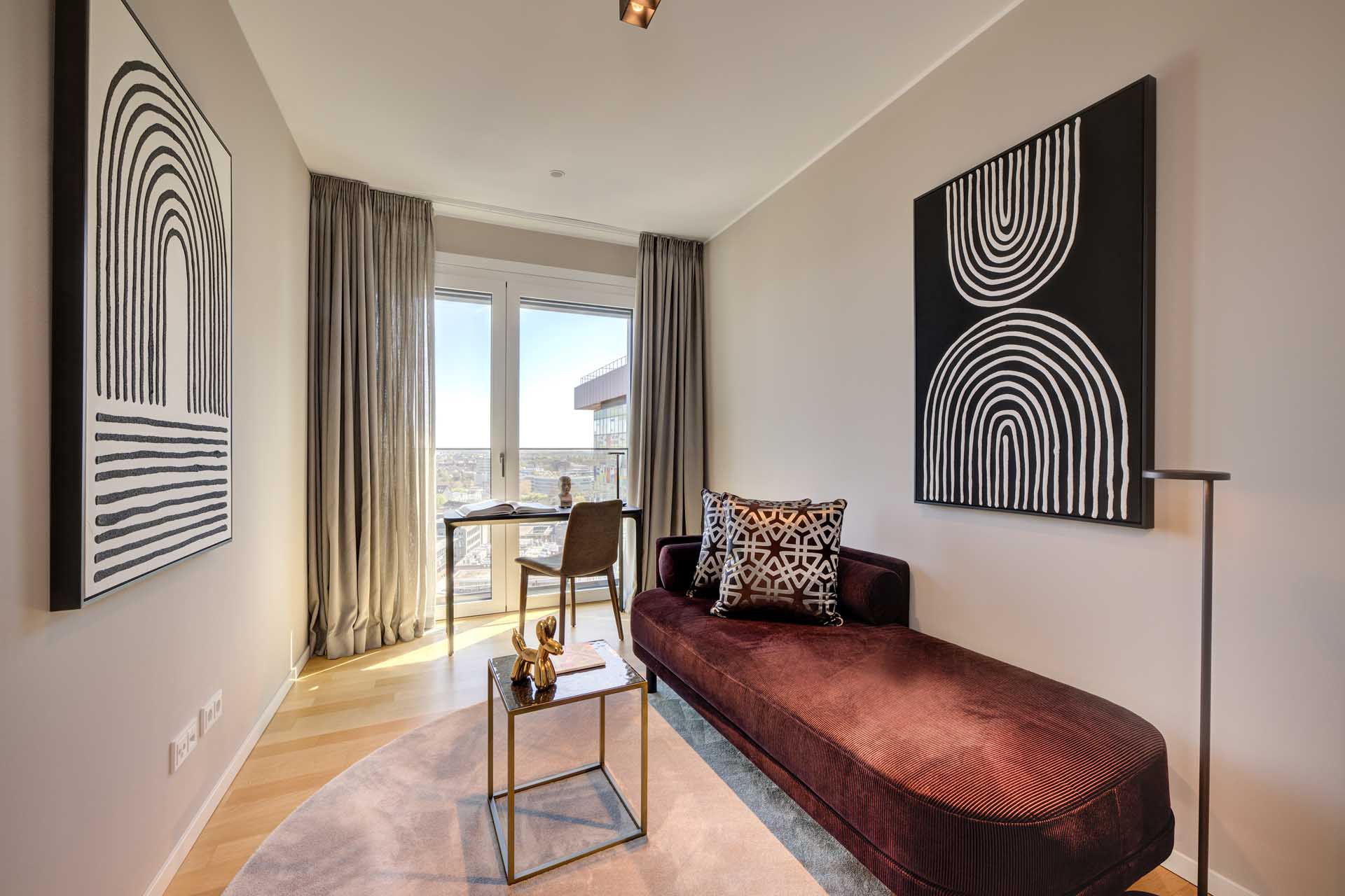 Zimmer mit Tagesbett und Arbeitsplatz am Fenster mit Ausblick – Luxuswohnung kaufen im Medienhafen Düsseldorf, Typ V